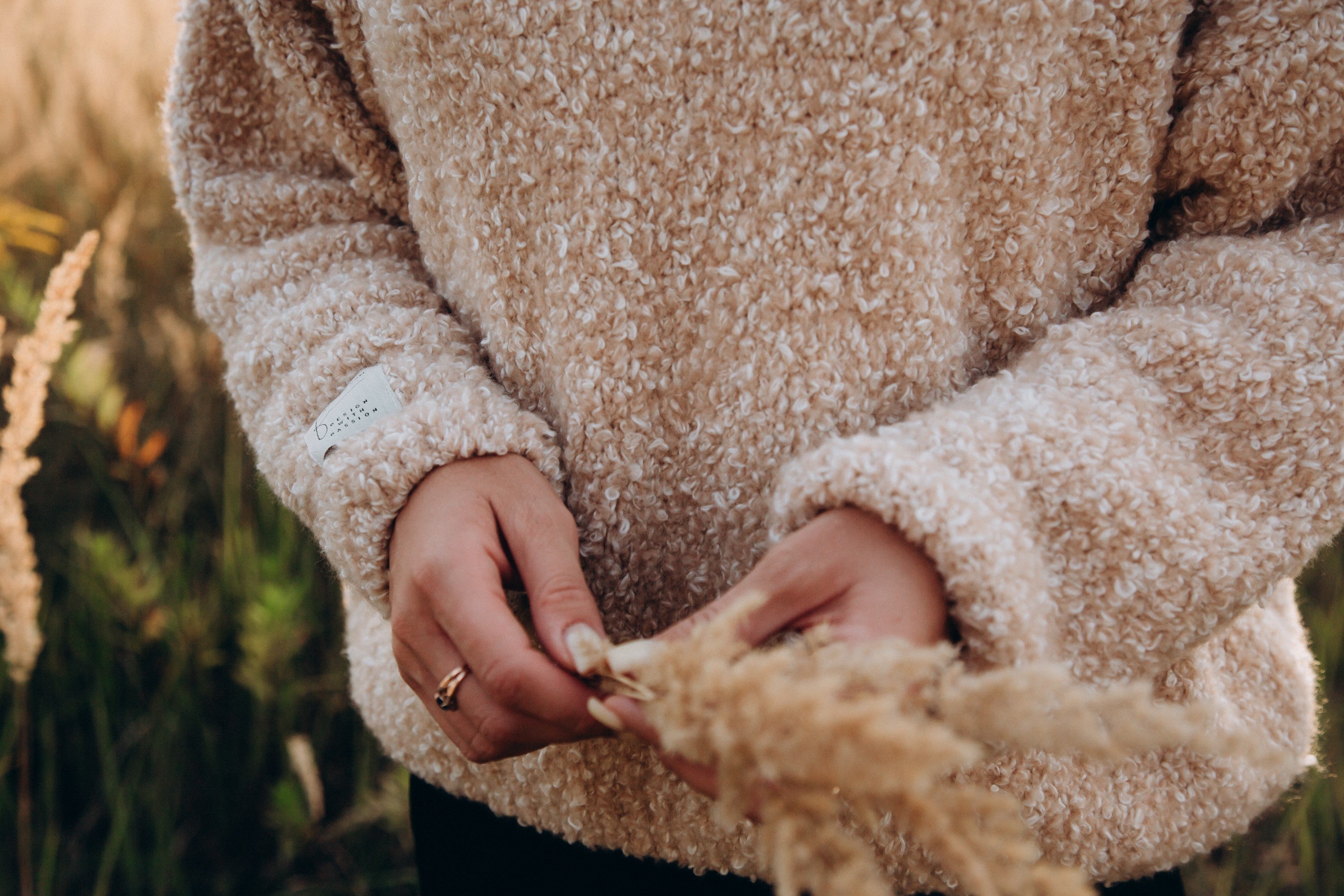 Sweter z wełny merynos bucle Nature Loop beżowy