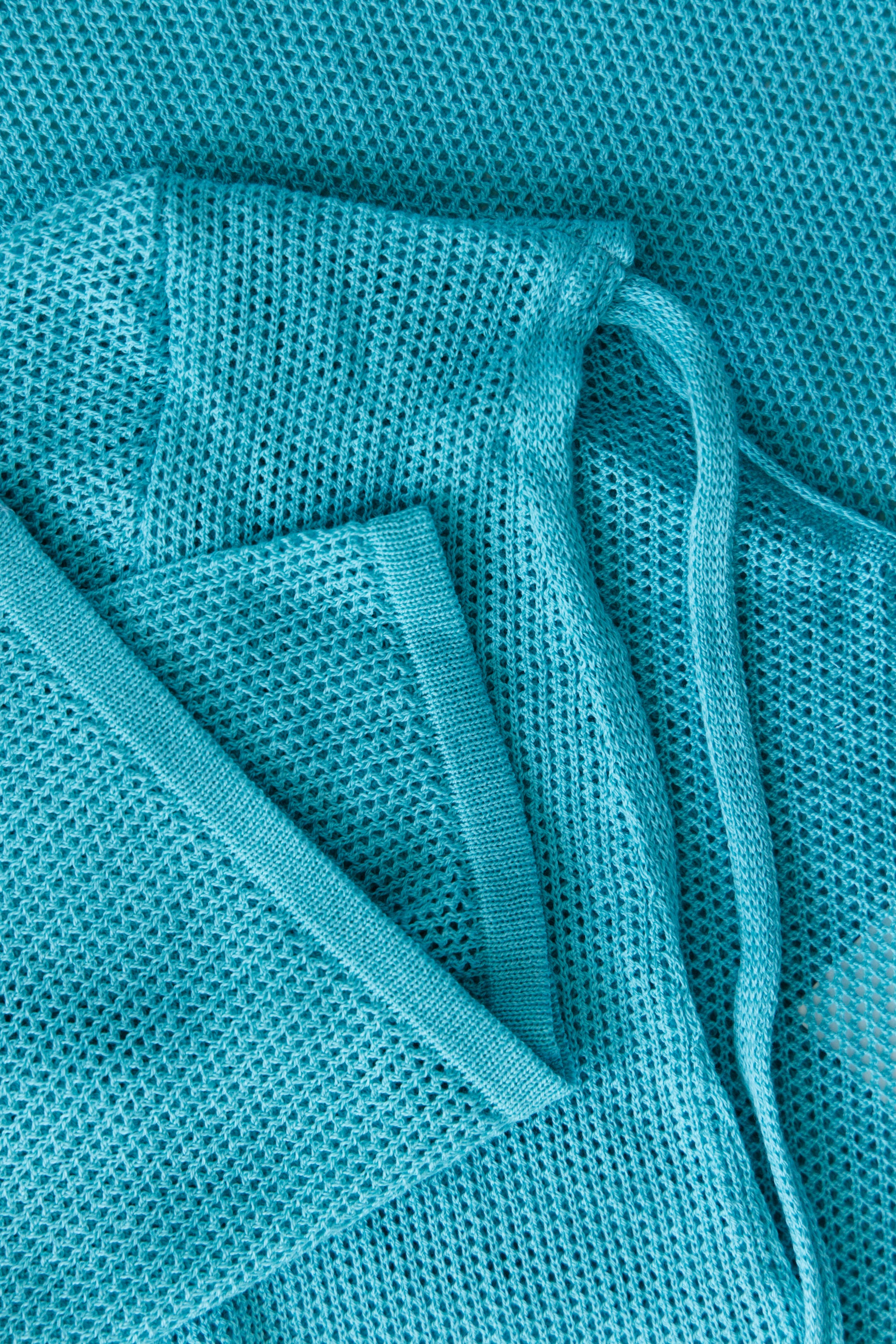 Long openwork dress with a neckline at the back made of blue cotton