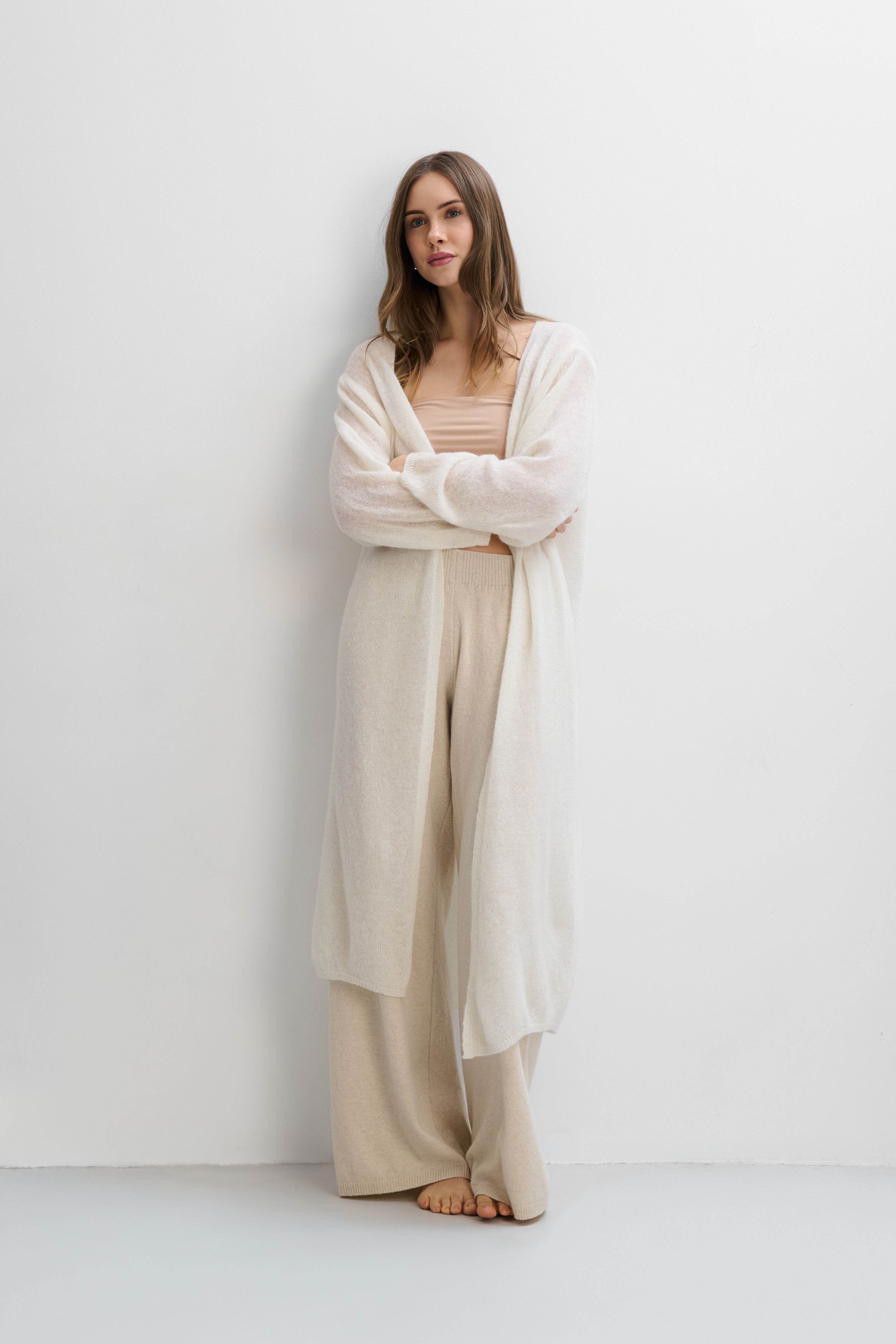 Langer Cardigan aus Babyalpakawolle und ecrufarbener Schurwolle.