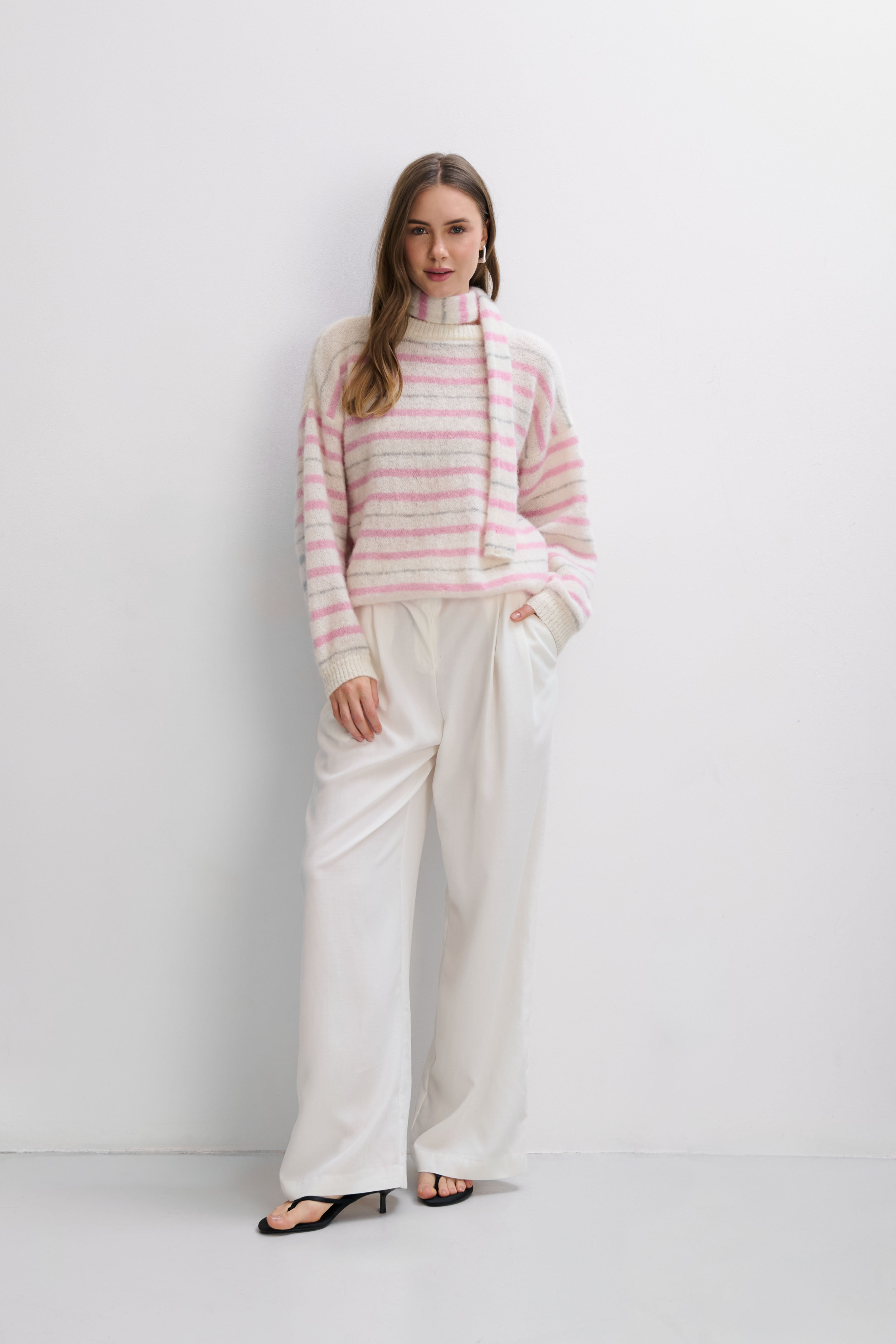 Lekki Sweter z wełny alpaki Gentle Lines różowy