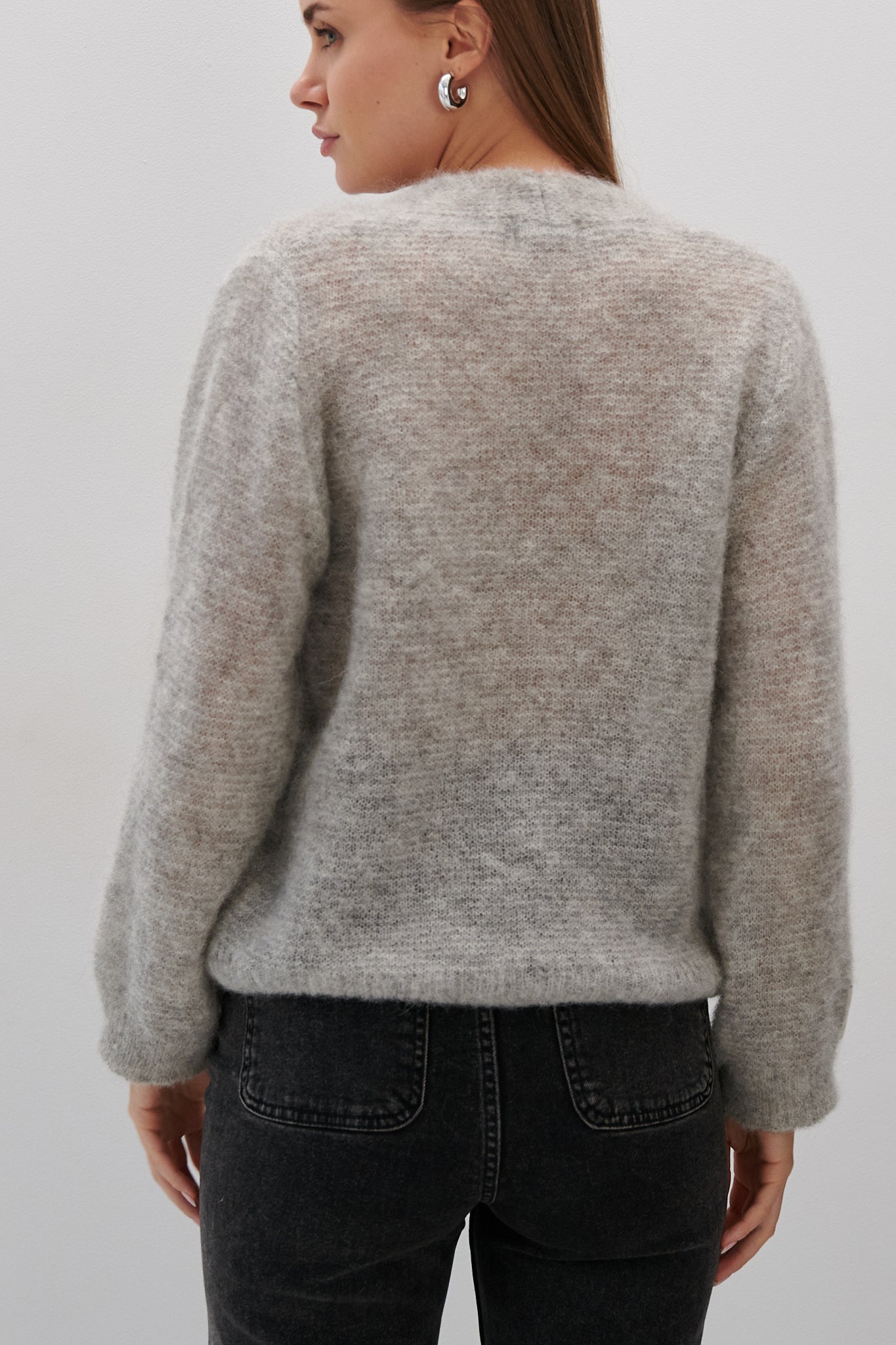 Strickjacke mit Knöpfen aus ungefärbter Alpakawolle, grau