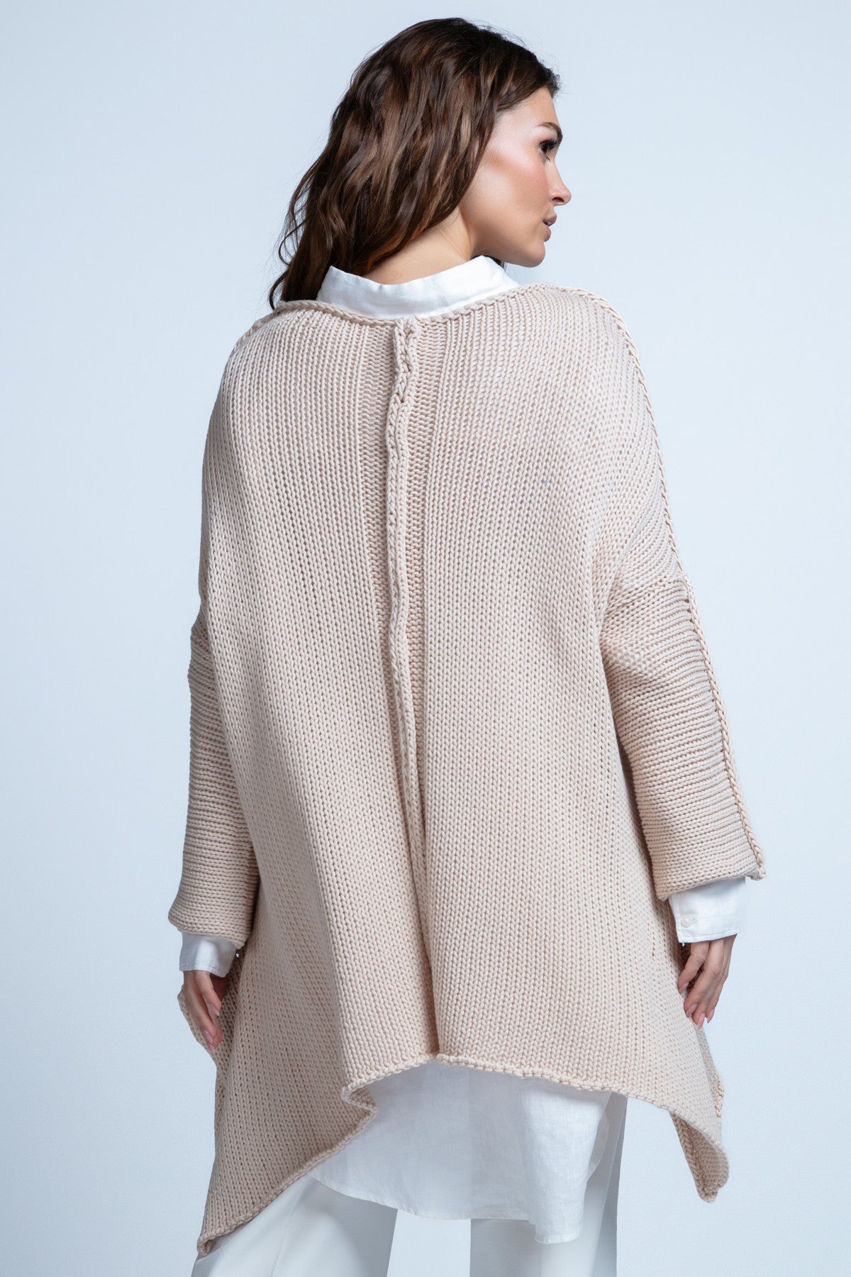 Bawełniany oversizowy asymetryczny sweter na wiosnę i lato beżowy - 2
