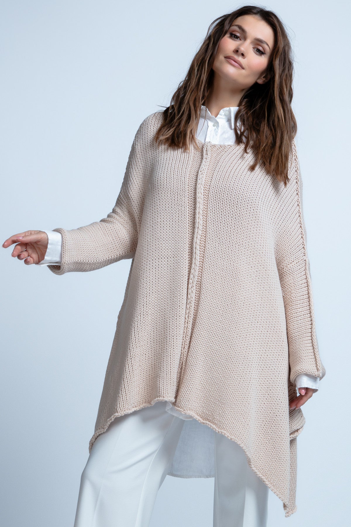 Bawełniany oversizowy asymetryczny sweter na wiosnę i lato beżowy - 1