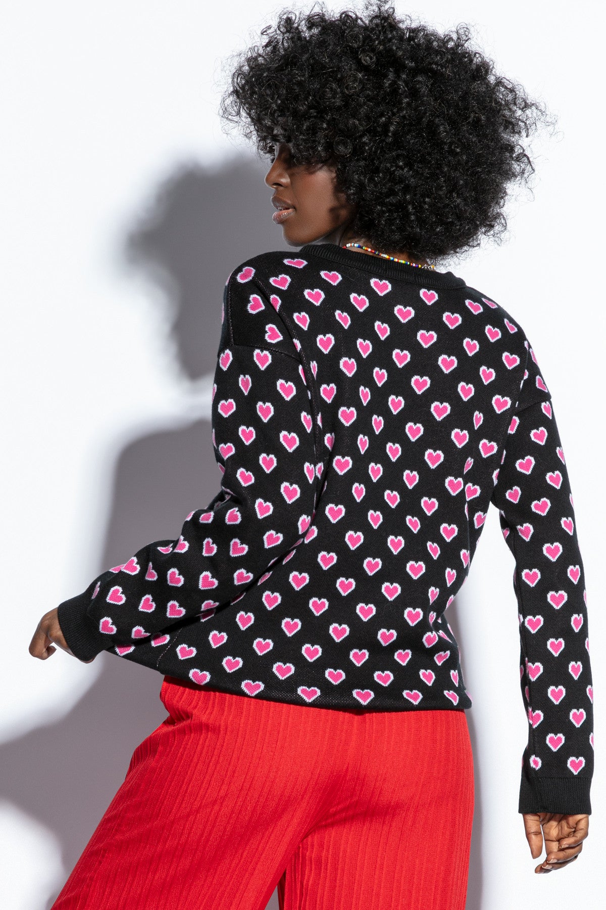 Bawełniany sweter w serduszka czarny - 5