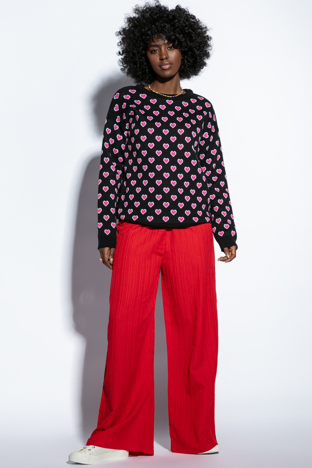 Bawełniany sweter w serduszka czarny - 4