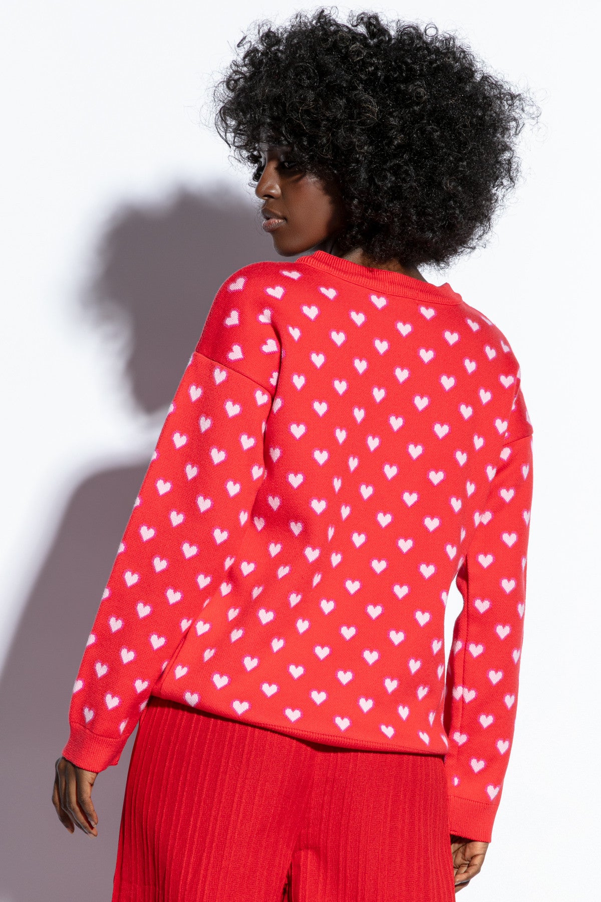 Bawełniany sweter w serduszka czerwony - 5