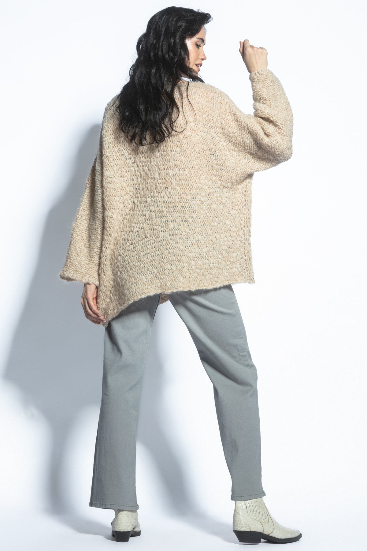 Bezszwowy oversizowy sweter premium z niefarbowanej wełny alpaki beżowy - 3