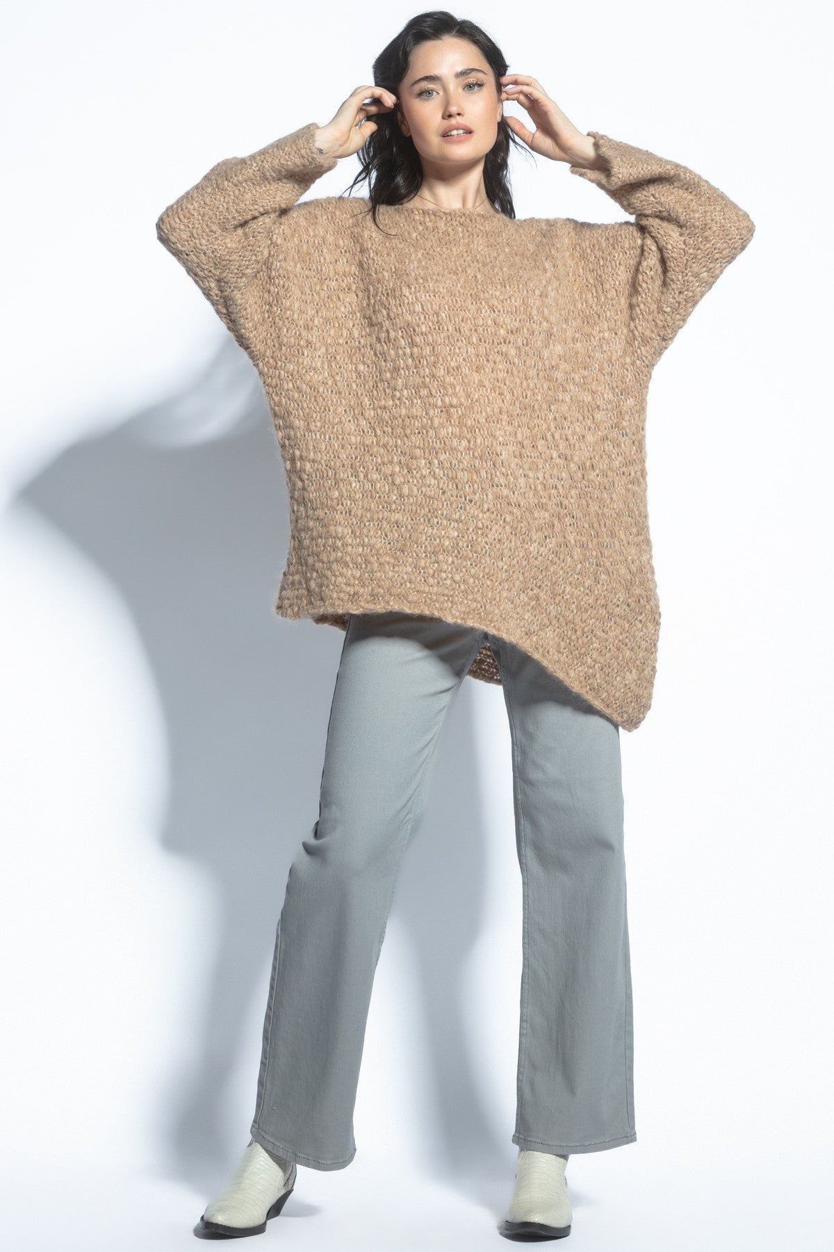 Bezszwowy oversizowy sweter premium z niefarbowanej wełny alpaki mocca - 3