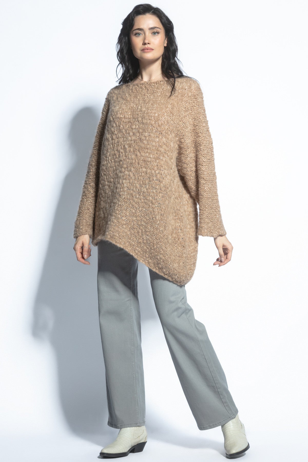 Bezszwowy oversizowy sweter premium z niefarbowanej wełny alpaki mocca - 4