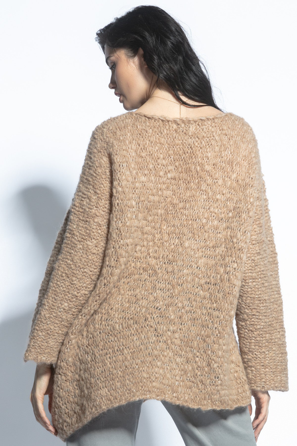 Bezszwowy oversizowy sweter premium z niefarbowanej wełny alpaki mocca - 5