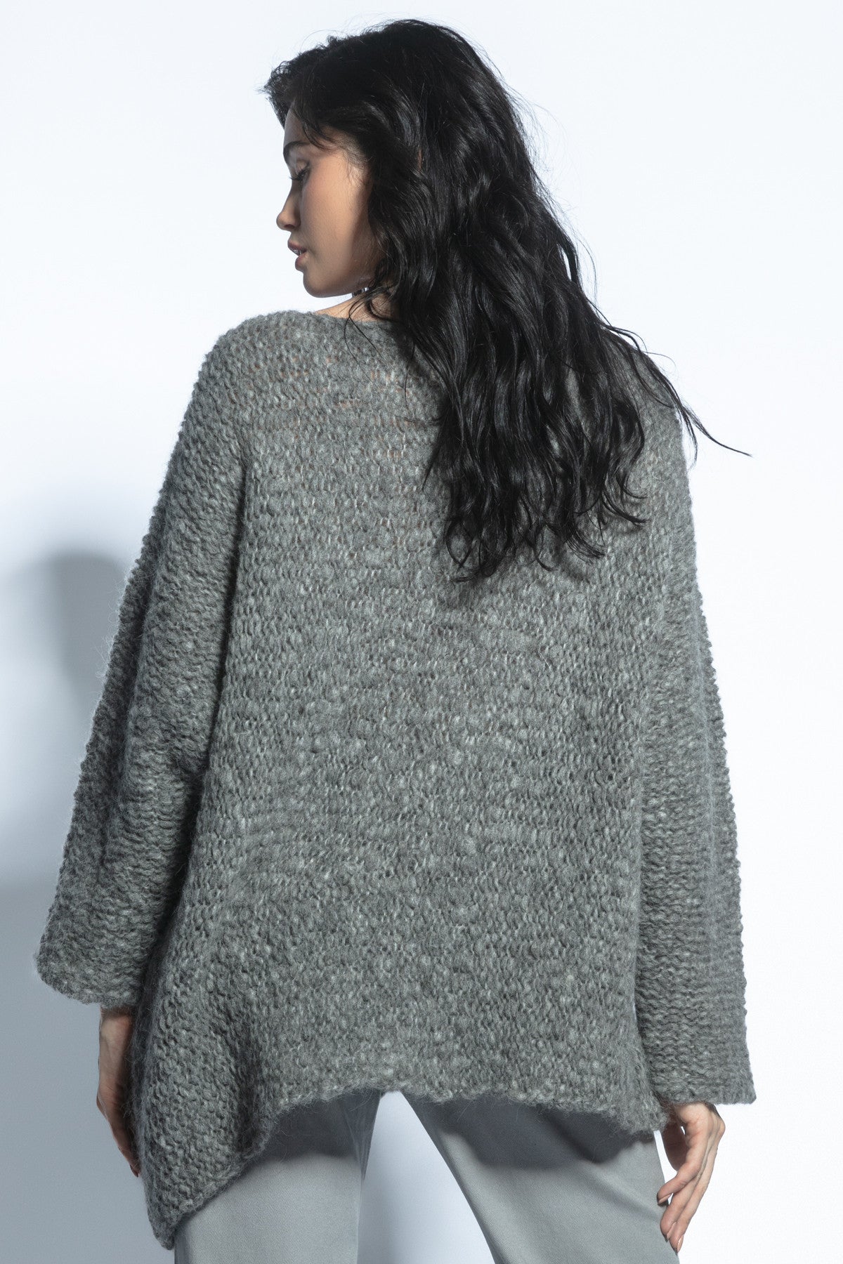 Bezszwowy oversizowy sweter premium z niefarbowanej wełny alpaki szary - 5