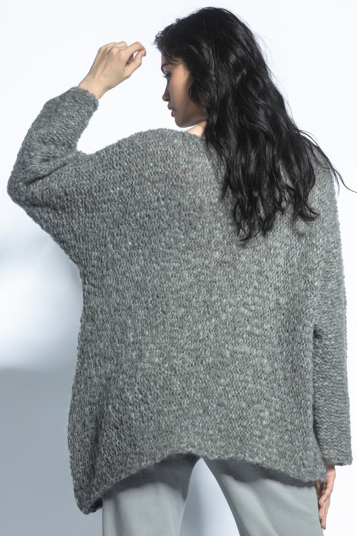 Bezszwowy oversizowy sweter premium z niefarbowanej wełny alpaki szary - 4