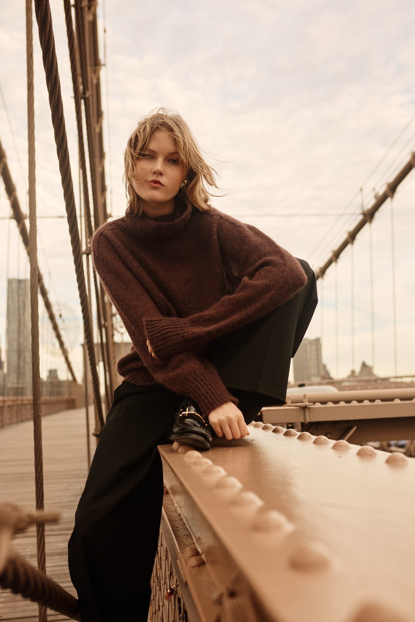 BEZSZWOWY SWETER OVERSIZE Z GOLFEM Z WYWIJANYMI MANKIETAMI Z WEŁNY KID MOHER I MERYNOS brązowy - 1