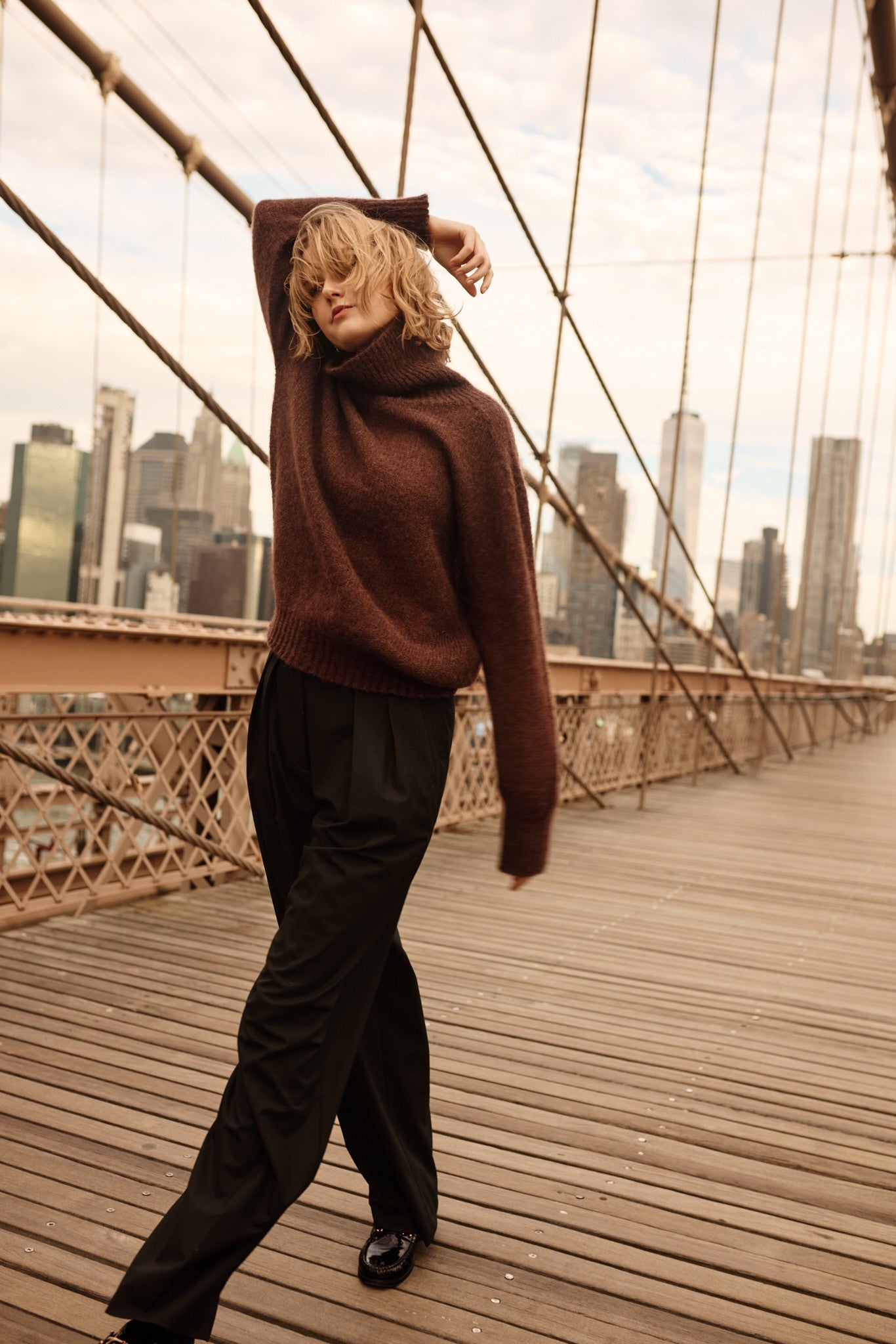 BEZSZWOWY SWETER OVERSIZE Z GOLFEM Z WYWIJANYMI MANKIETAMI Z WEŁNY KID MOHER I MERYNOS brązowy - 3