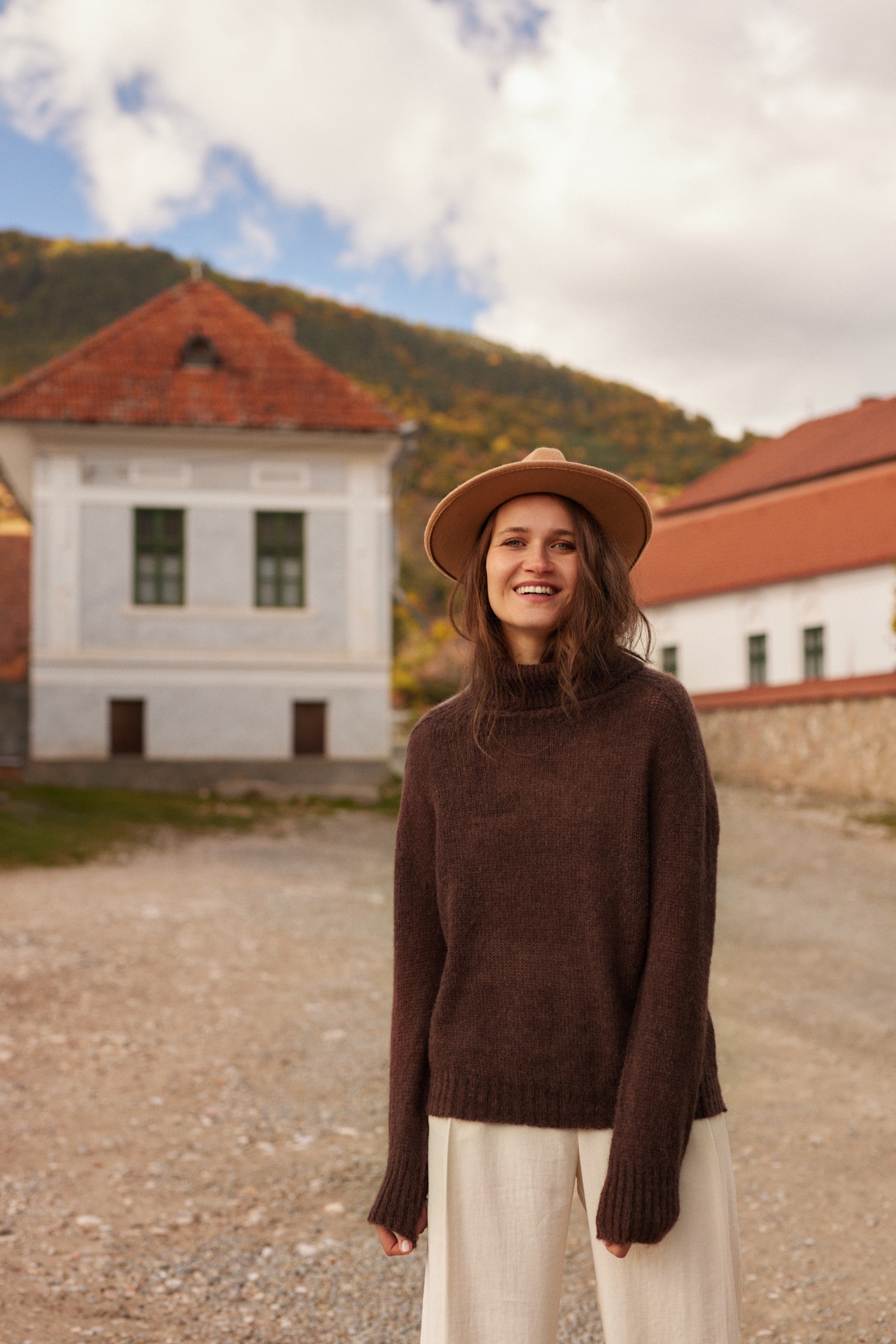 BEZSZWOWY SWETER OVERSIZE Z GOLFEM Z WYWIJANYMI MANKIETAMI Z WEŁNY KID MOHER I MERYNOS brązowy - 4