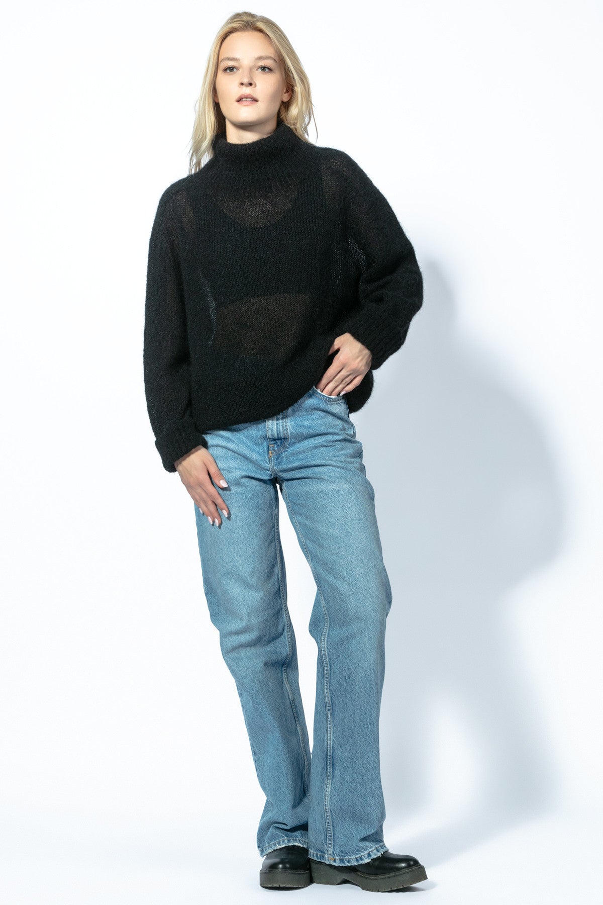 BEZSZWOWY SWETER OVERSIZE Z GOLFEM Z WYWIJANYMI MANKIETAMI Z WEŁNY KID MOHER I MERYNOS czarny - 2