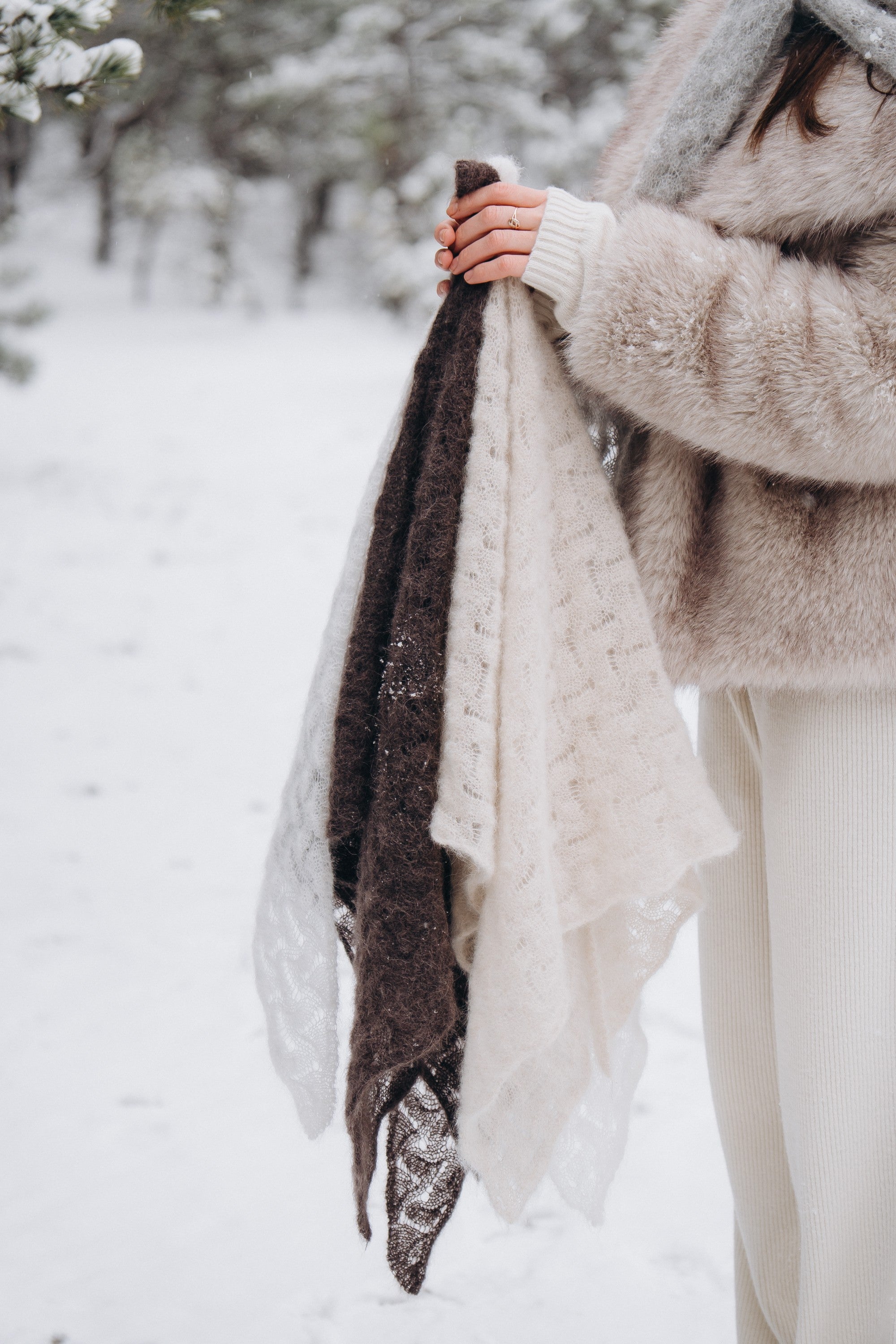 Chusta ażurowa z wełny alpaki Cloudloom Shawl beżowy - 10