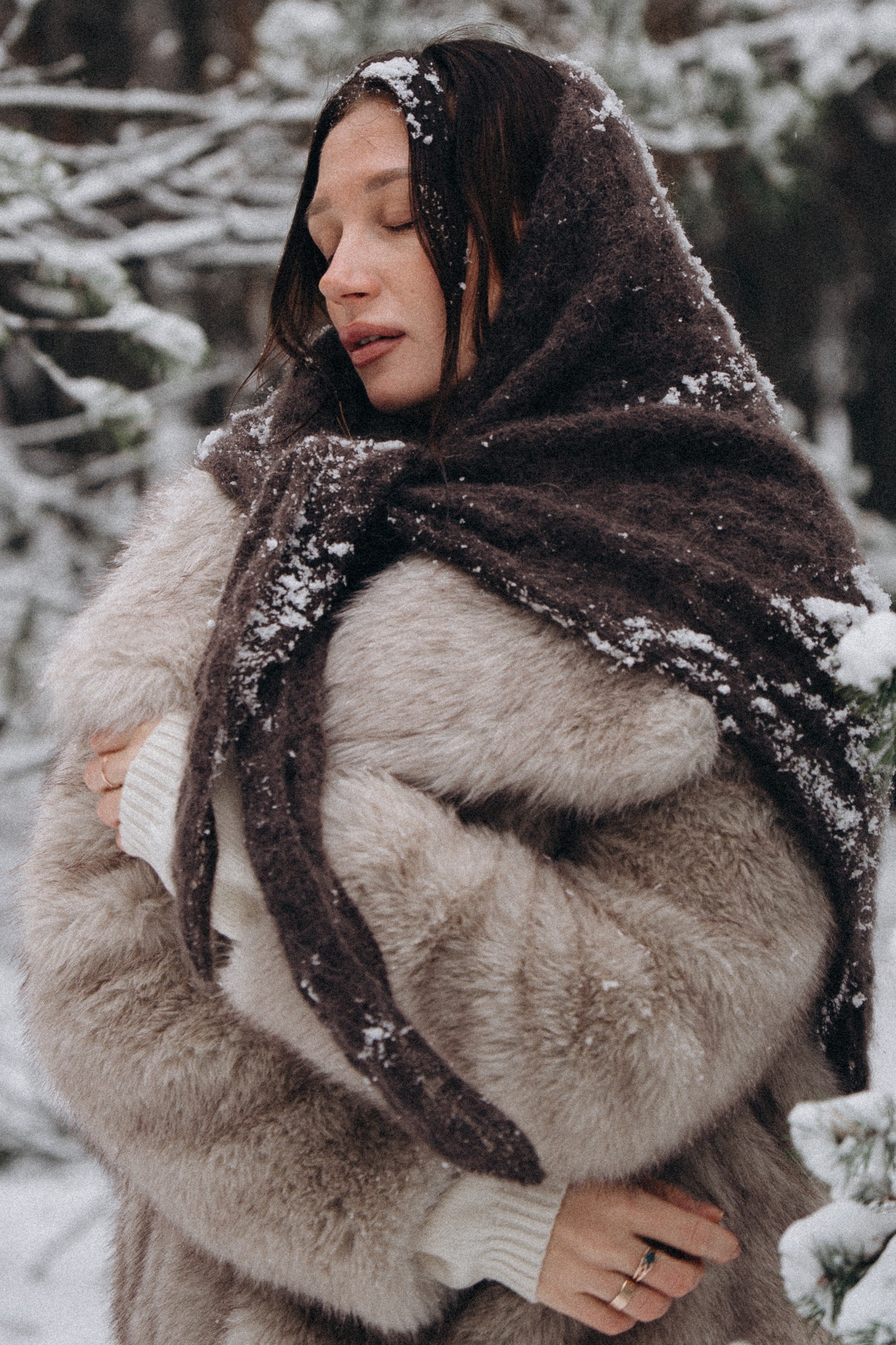 Chusta ażurowa z wełny alpaki Cloudloom Shawl brązowy - 2