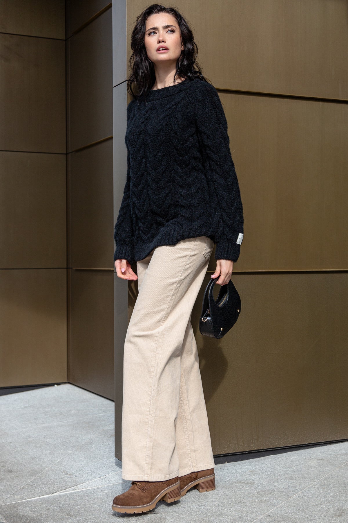 Ciepły Sweter z dekoltem splot warkocze czarny - 3