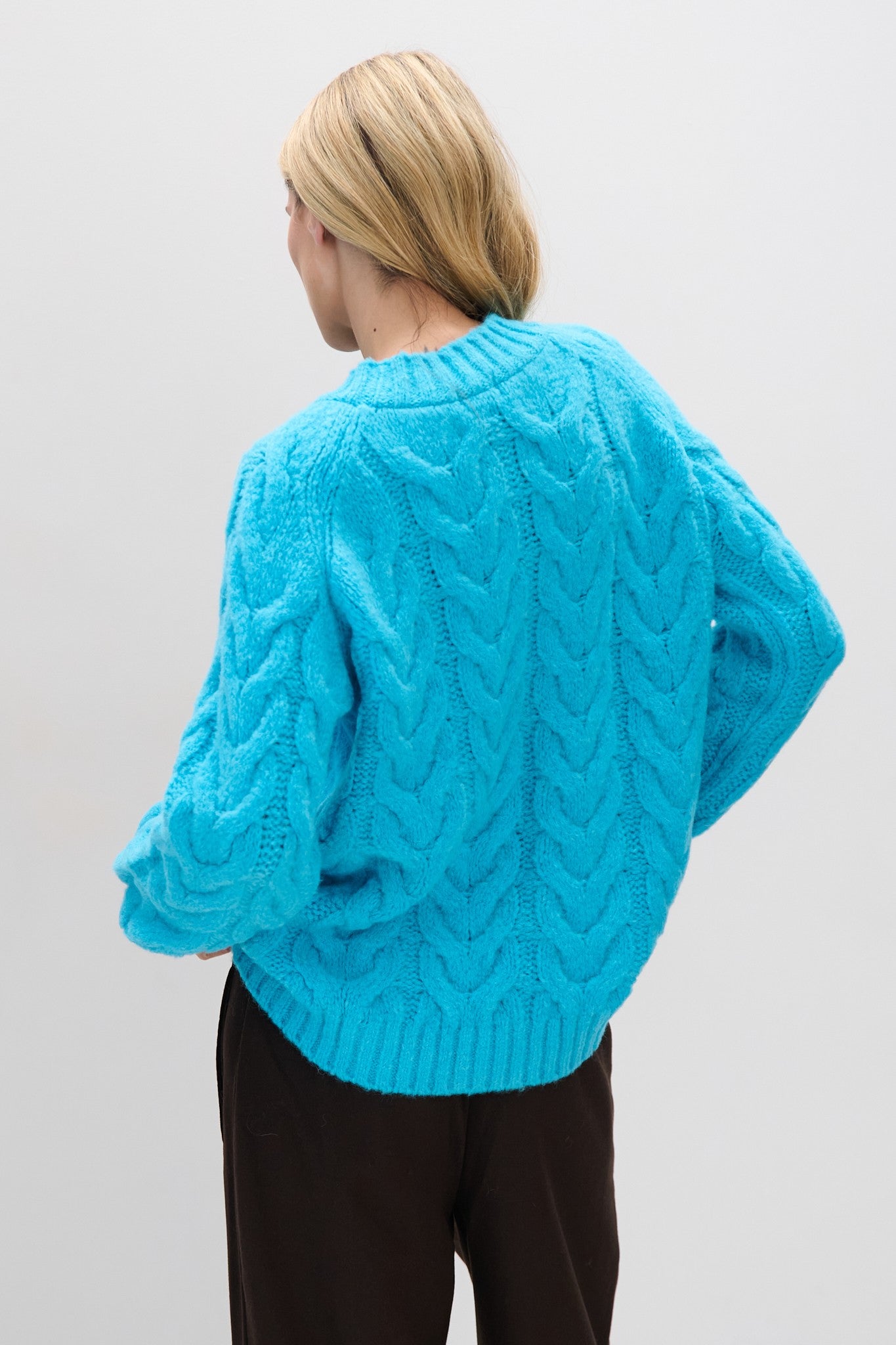Ciepły Sweter z dekoltem splot warkocze niebieski - 5