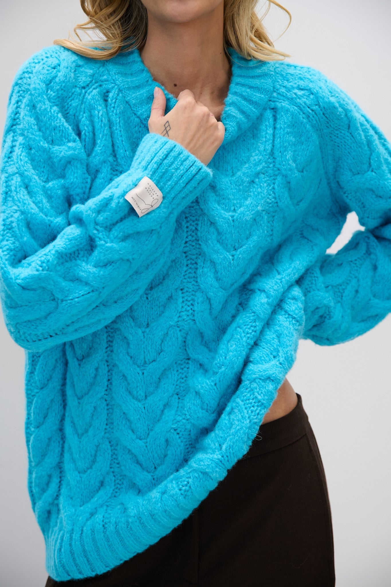 Ciepły Sweter z dekoltem splot warkocze niebieski - 2