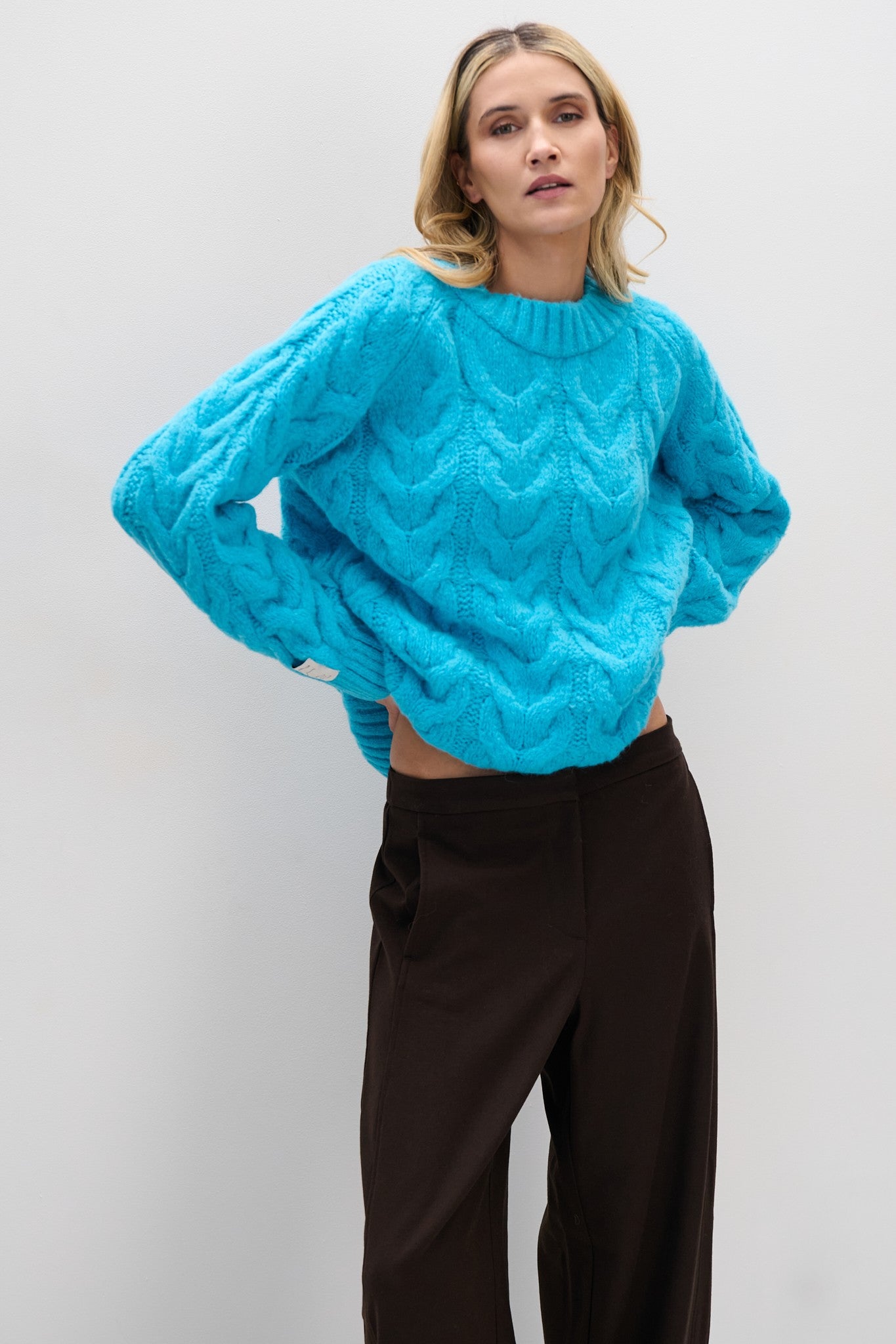 Ciepły Sweter z dekoltem splot warkocze niebieski - 1