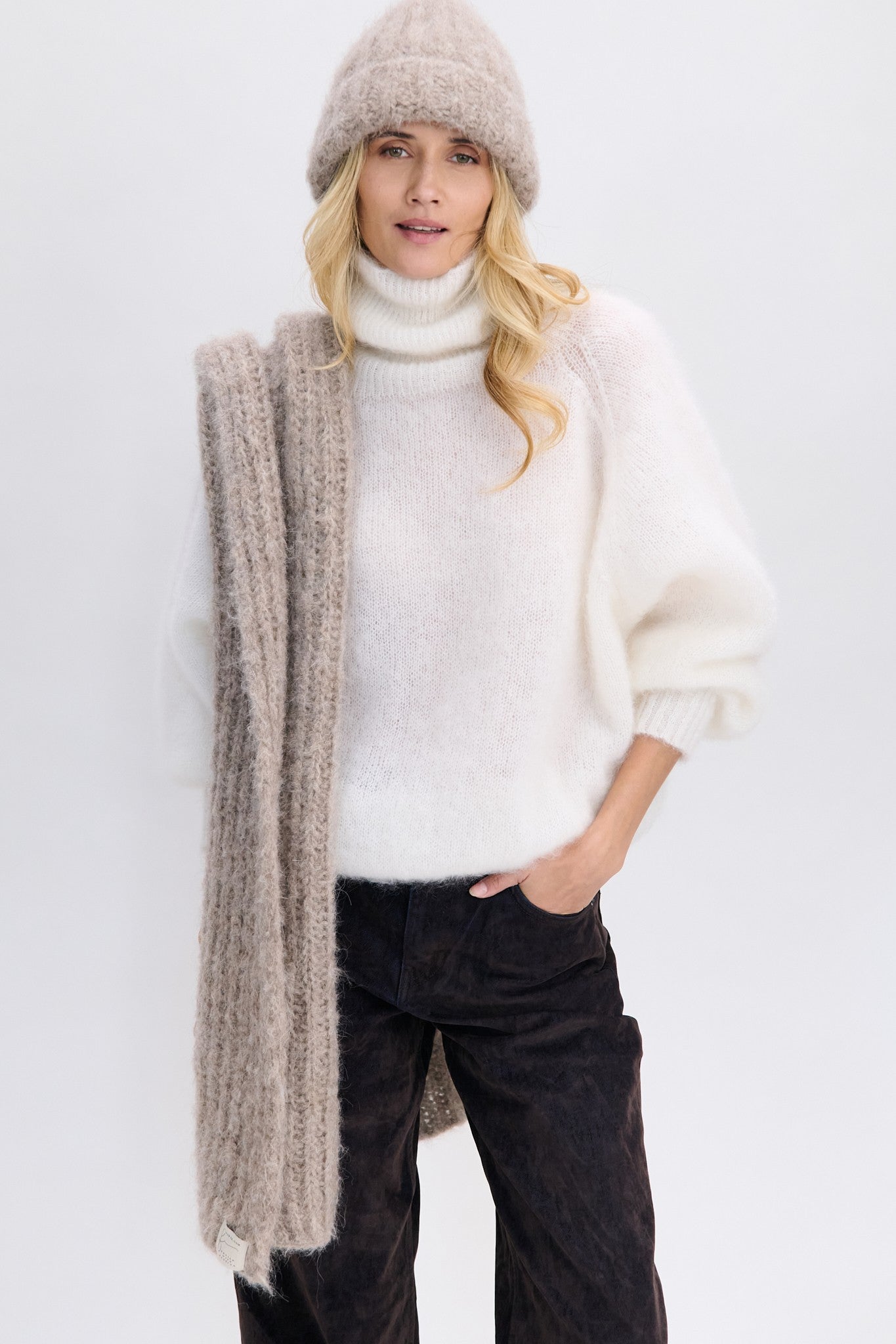 Czapka z niefarbowanej wełny alpaki EARTH EMBRACE beżowy - 3