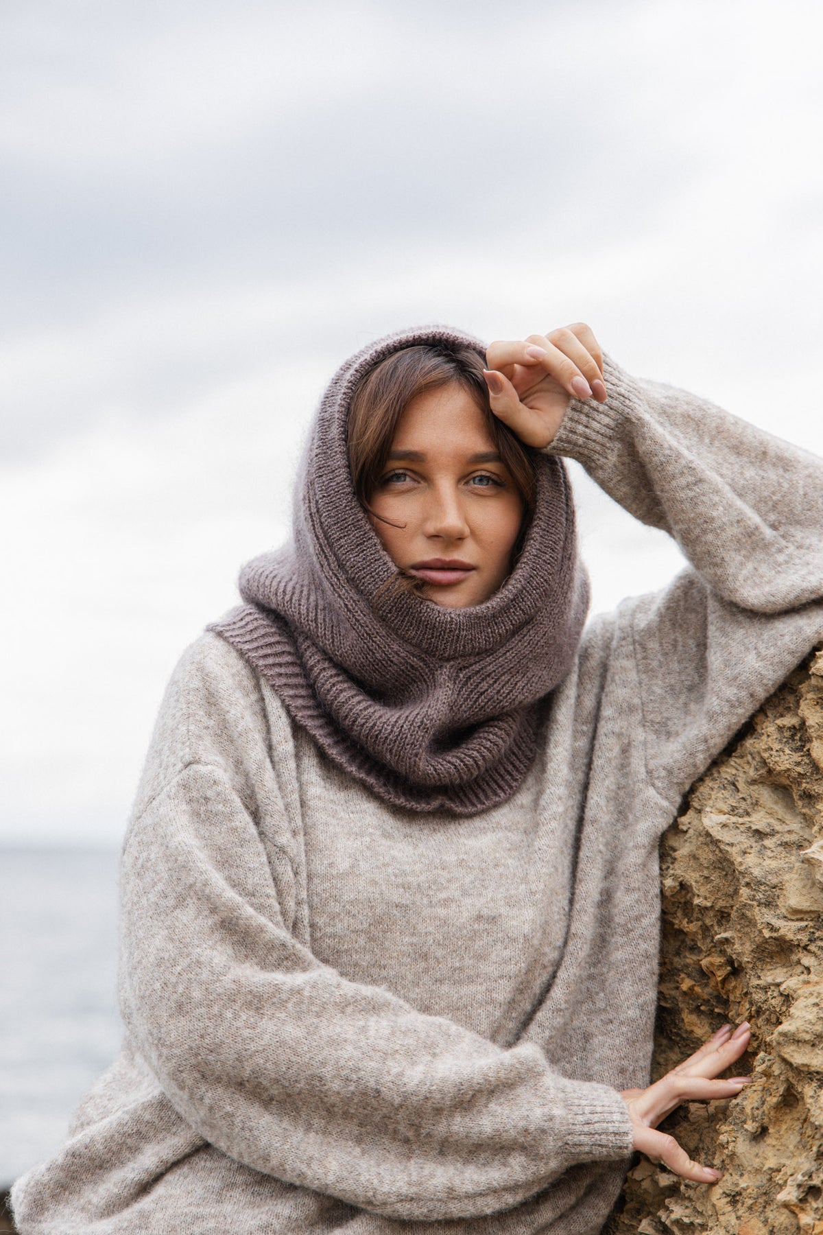 Balaclava z kid moheru Névia niebieski latte