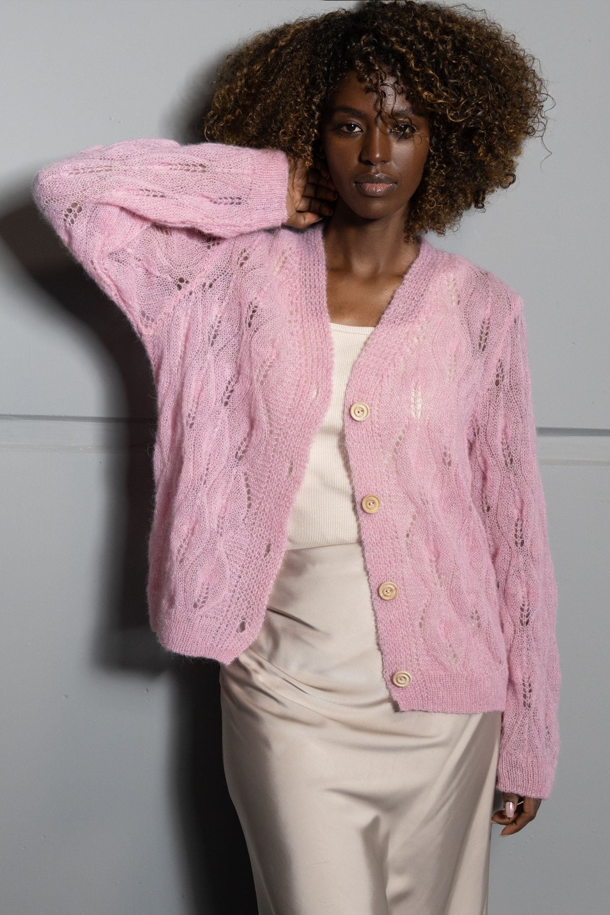 Delikatny kardigan mgiełka z wełny alpaki różowy - 7