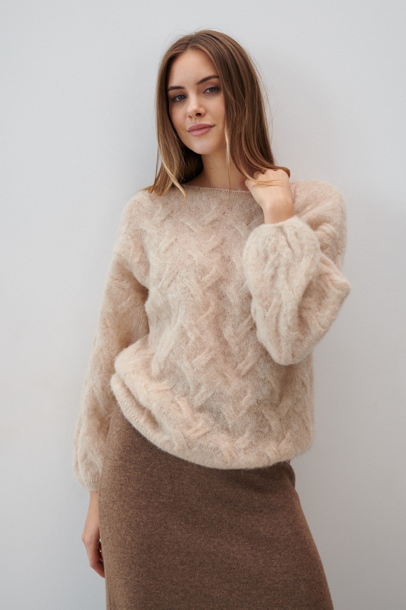 Delikatny sweter mgiełka z wełny alpaki beżowy - 1