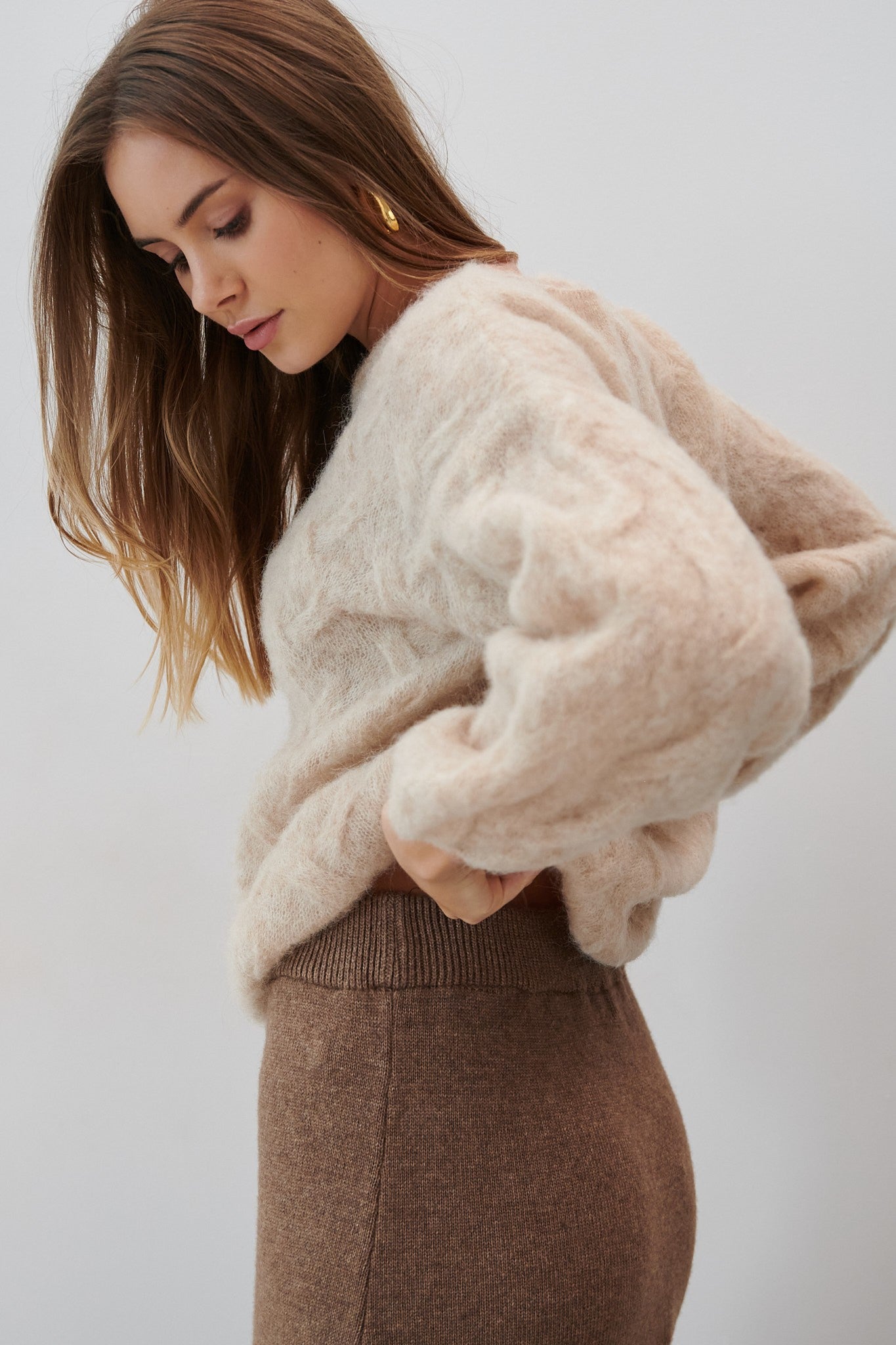 Delikatny sweter mgiełka z wełny alpaki beżowy - 2