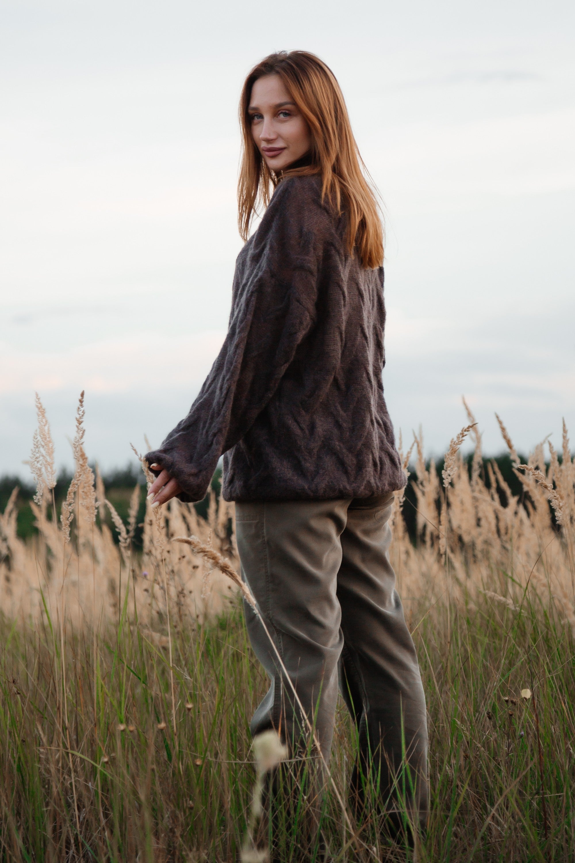 Delikatny sweter mgiełka z wełny alpaki brązowy - 4