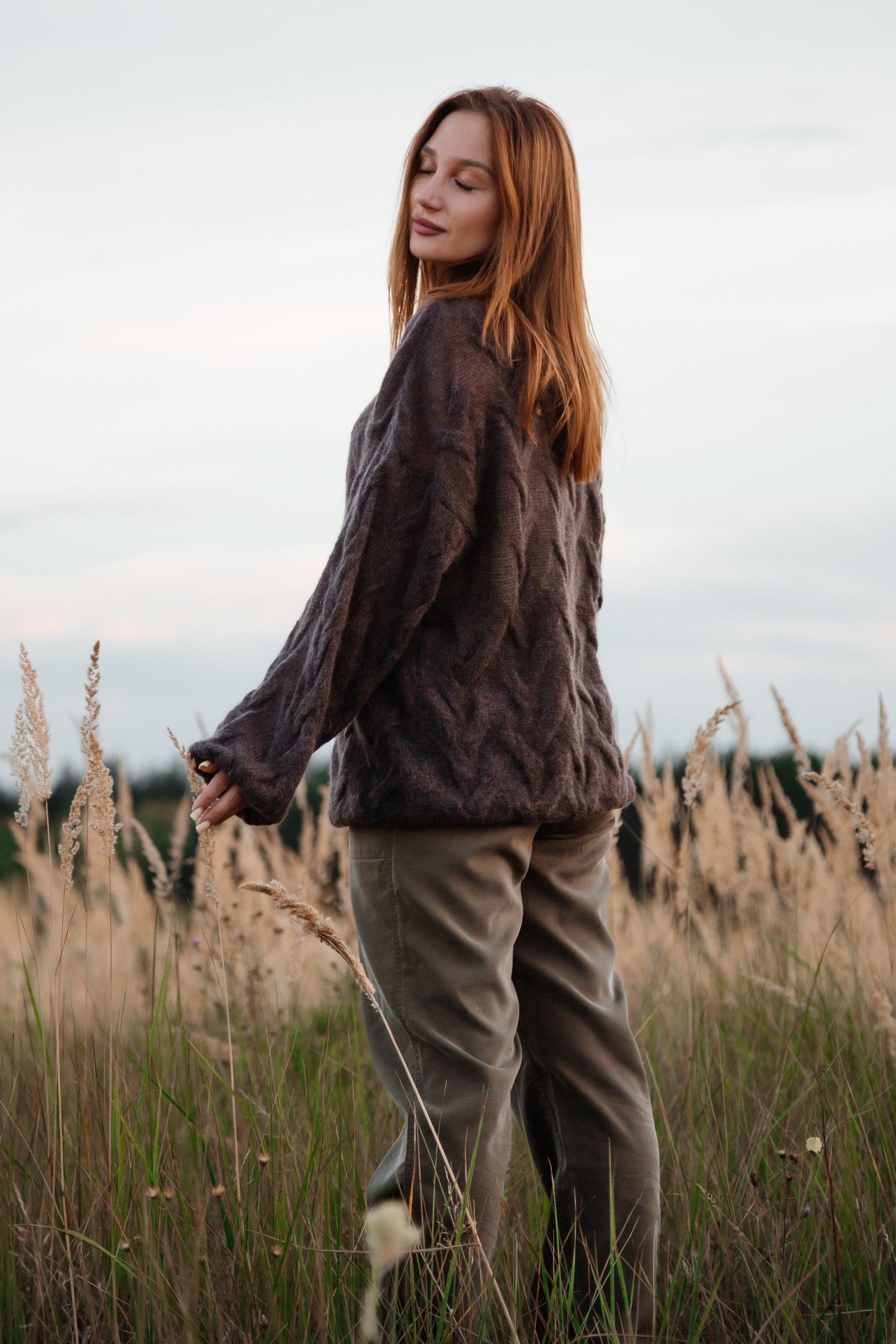 Delikatny sweter mgiełka z wełny alpaki brązowy - 5