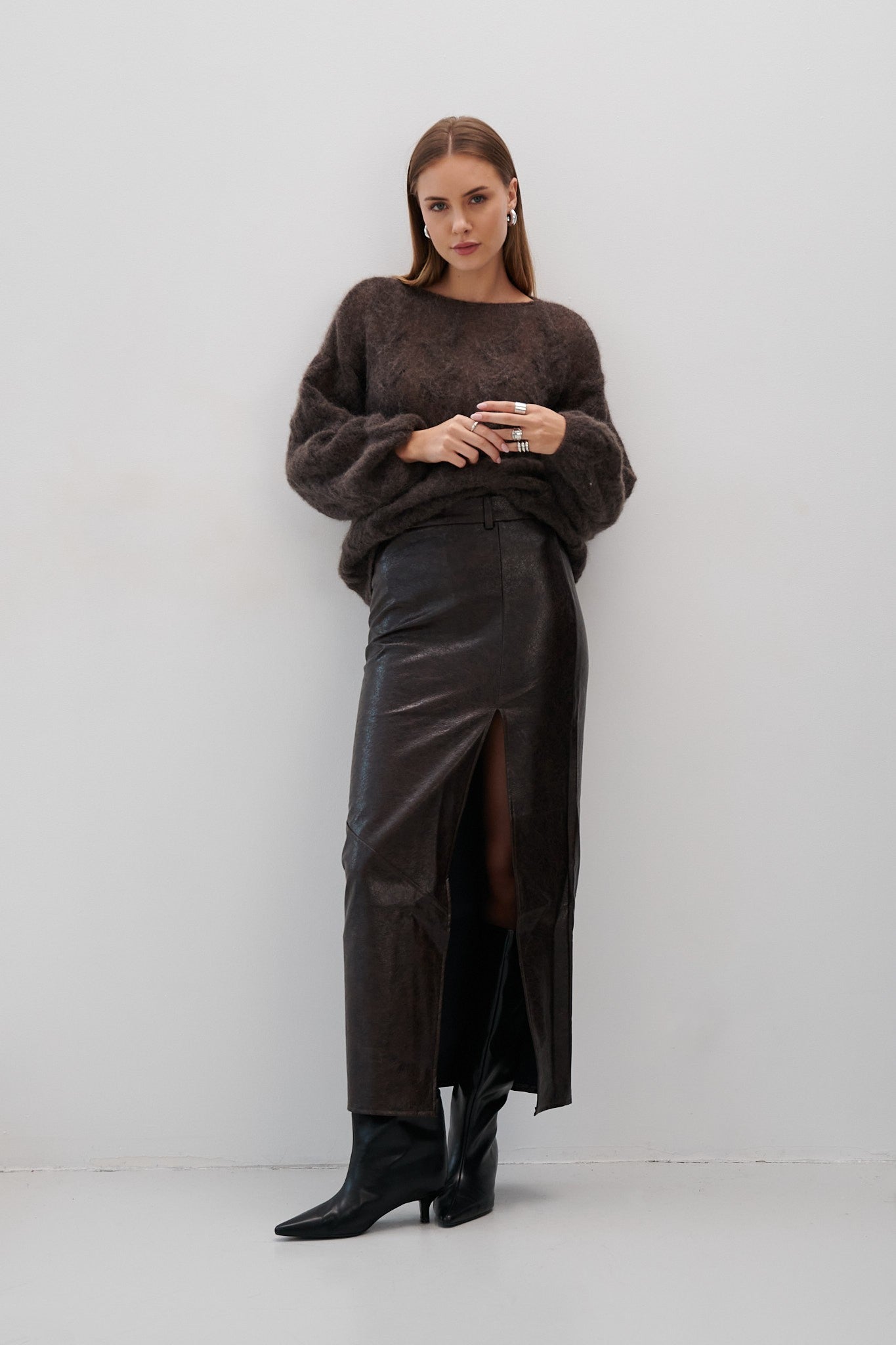 Delikatny sweter mgiełka z wełny alpaki brązowy - 7