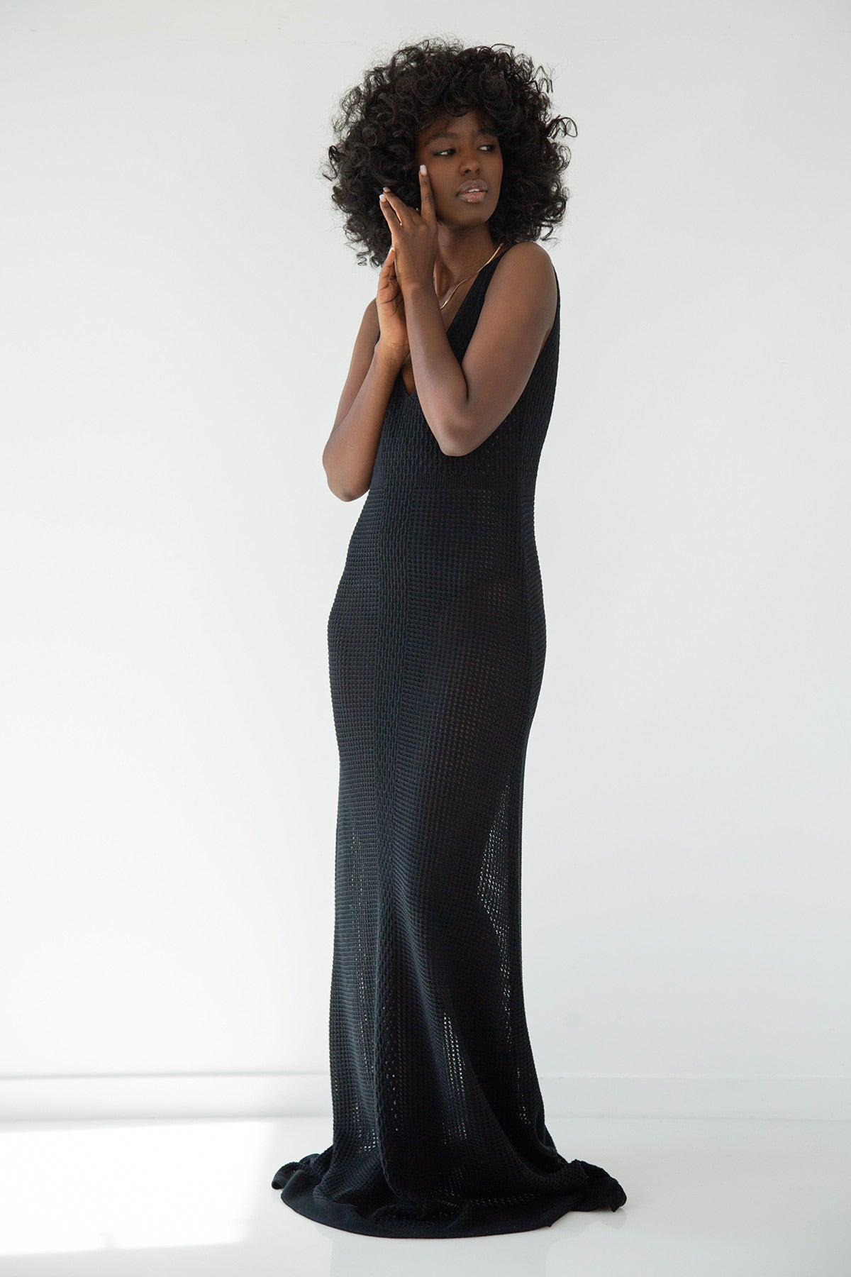 Długa ażurowa sukienka na ramiączka czarny - 1