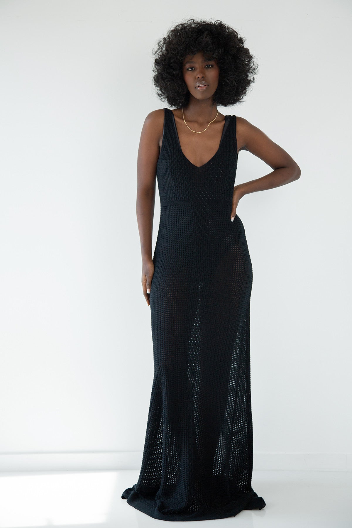 Długa ażurowa sukienka na ramiączka czarny - 2