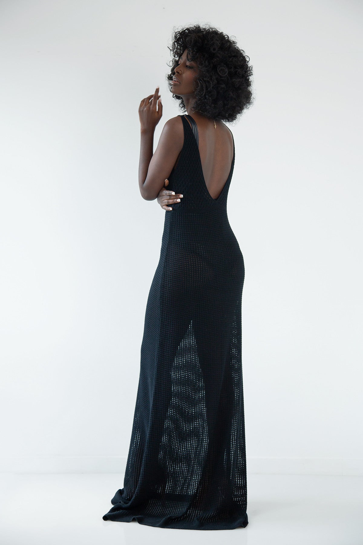 Długa ażurowa sukienka na ramiączka czarny - 4