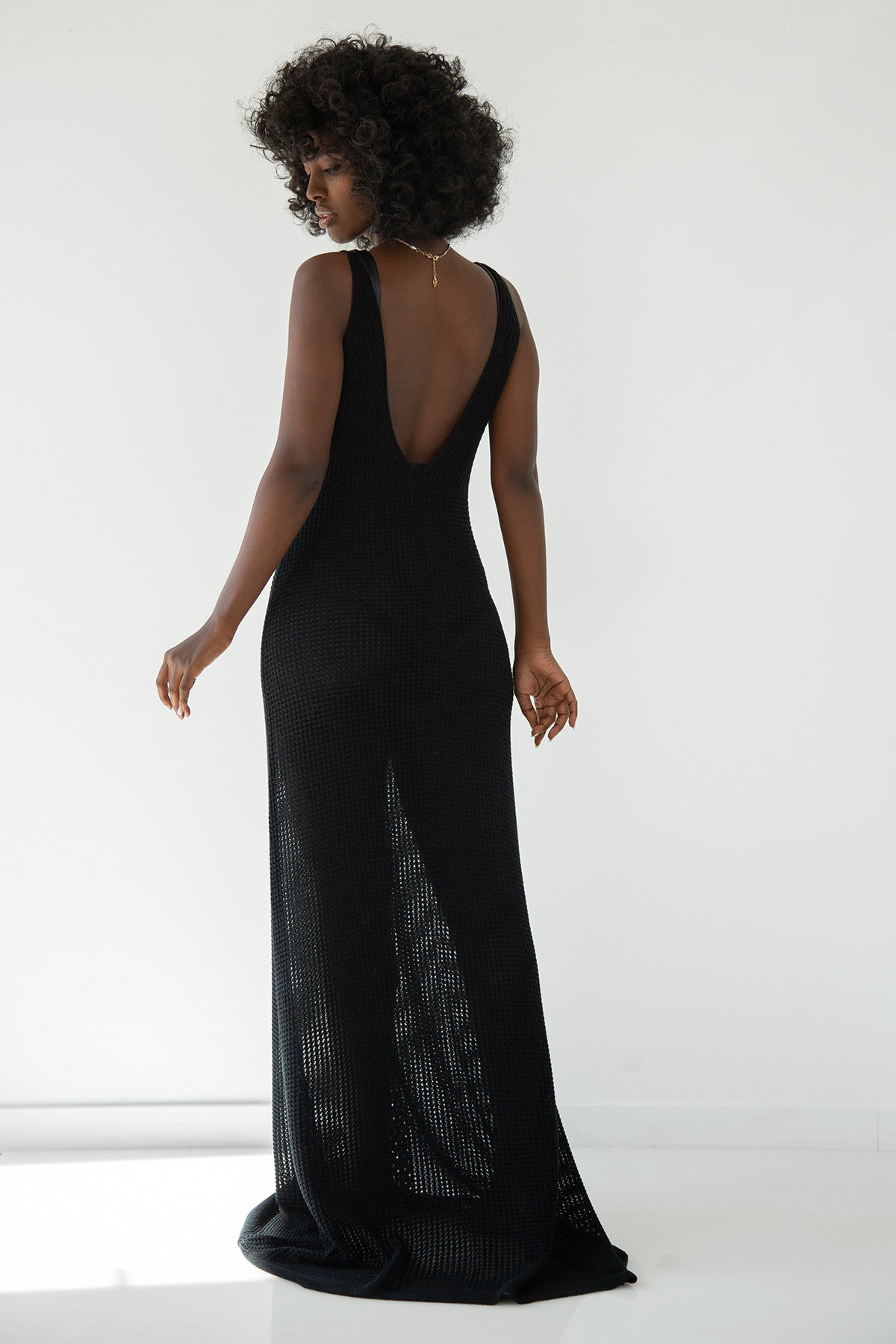 Długa ażurowa sukienka na ramiączka czarny - 3