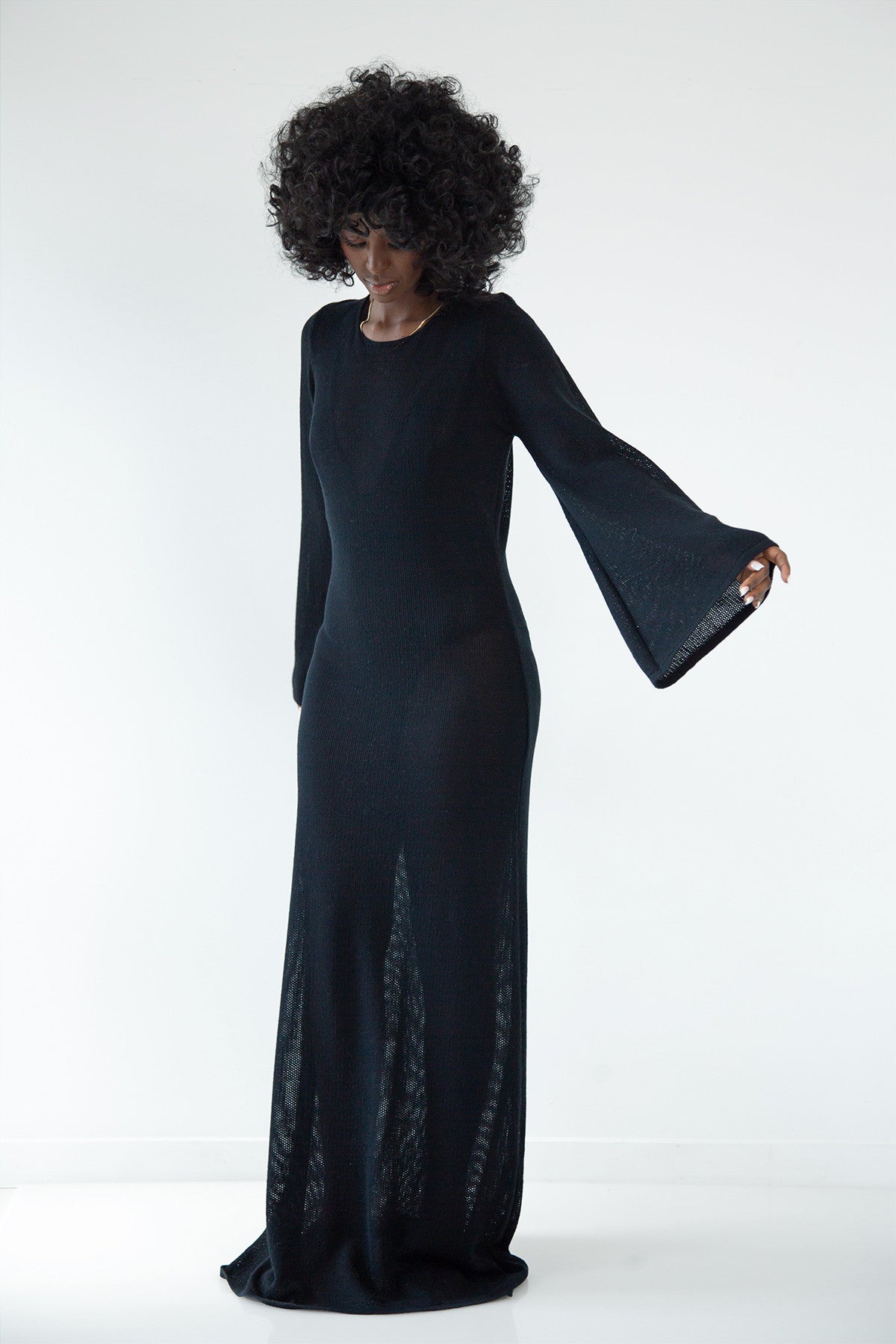 Długa sukienka ażurowa z dekoltem na plecach z bawełny czarny - 2