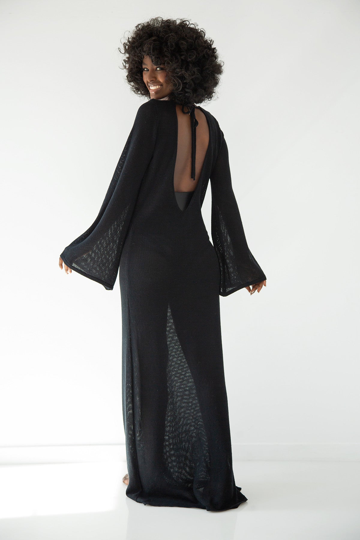 Długa sukienka ażurowa z dekoltem na plecach z bawełny czarny - 1