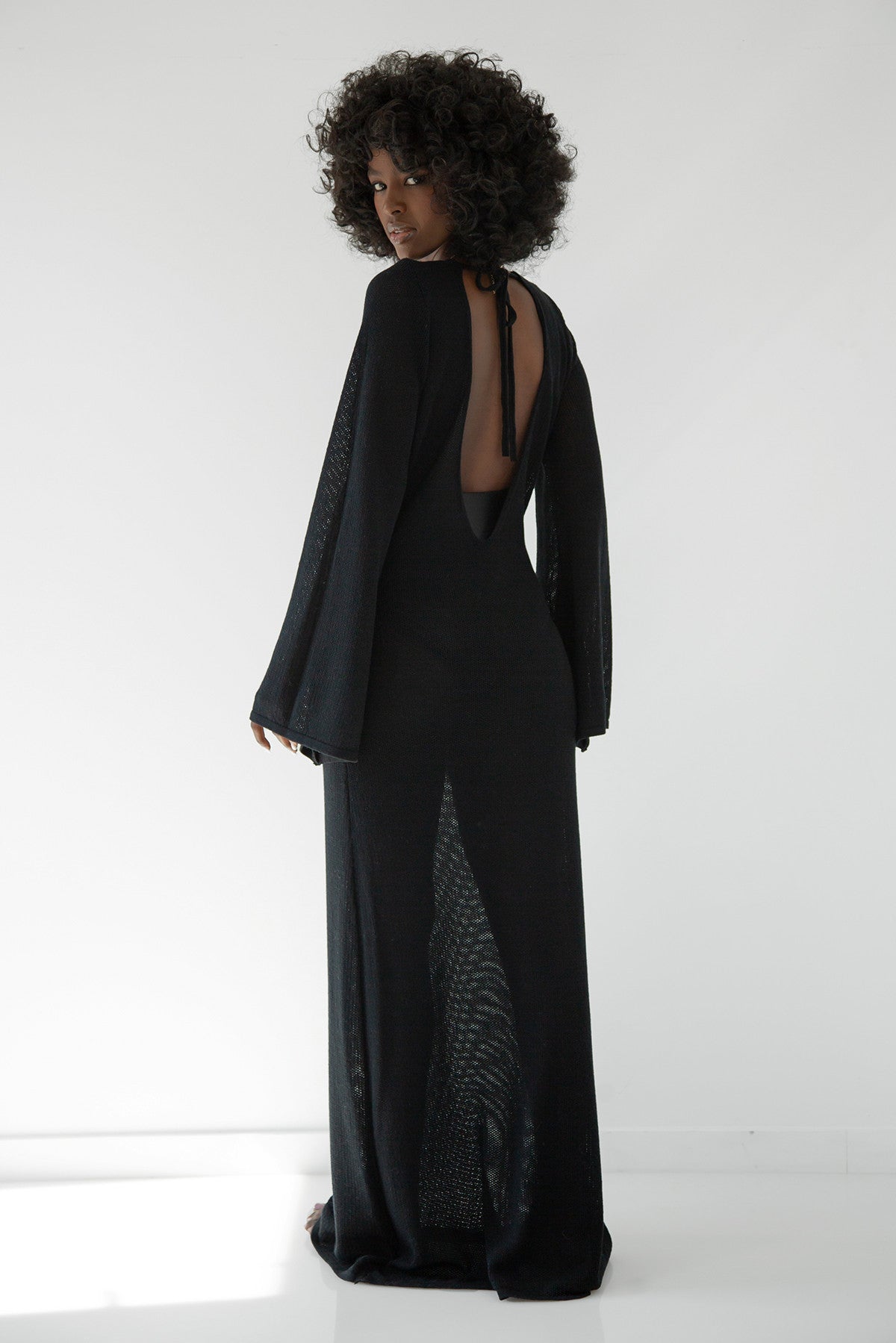 Długa sukienka ażurowa z dekoltem na plecach z bawełny czarny - 4