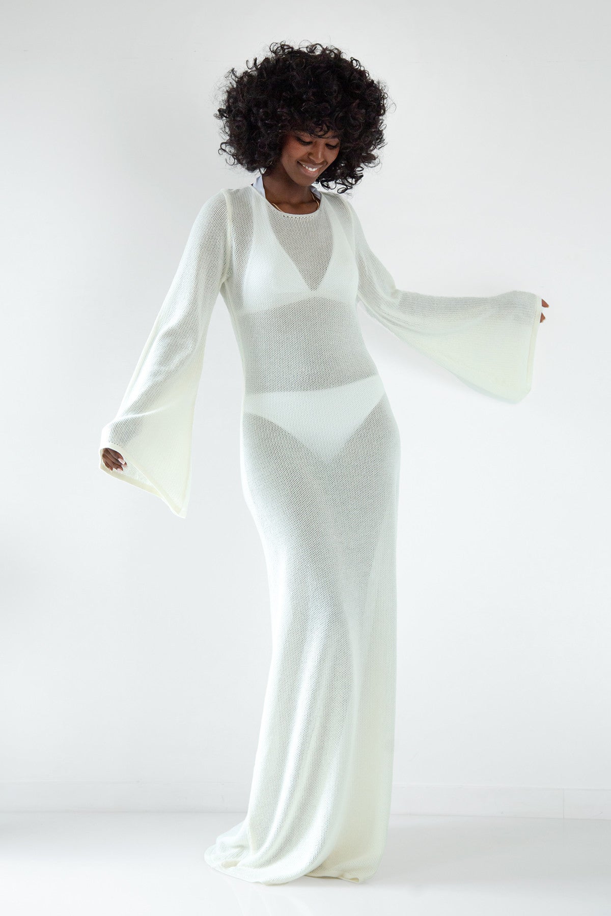 Długa sukienka ażurowa z dekoltem na plecach z bawełny ecru - 3