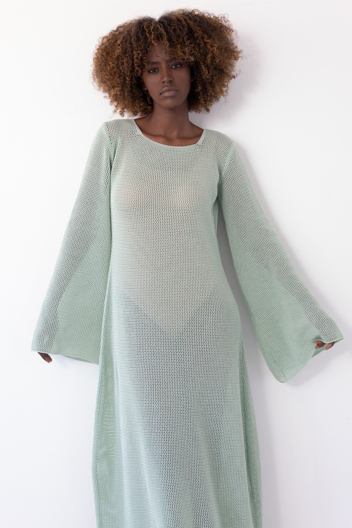 Długa sukienka ażurowa z dekoltem na plecach z bawełny pistacjowy - 2