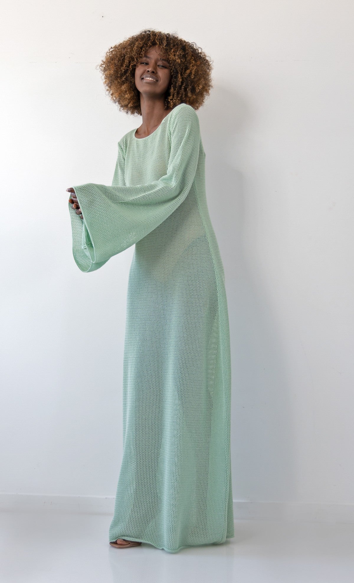 Długa sukienka ażurowa z dekoltem na plecach z bawełny pistacjowy - 4