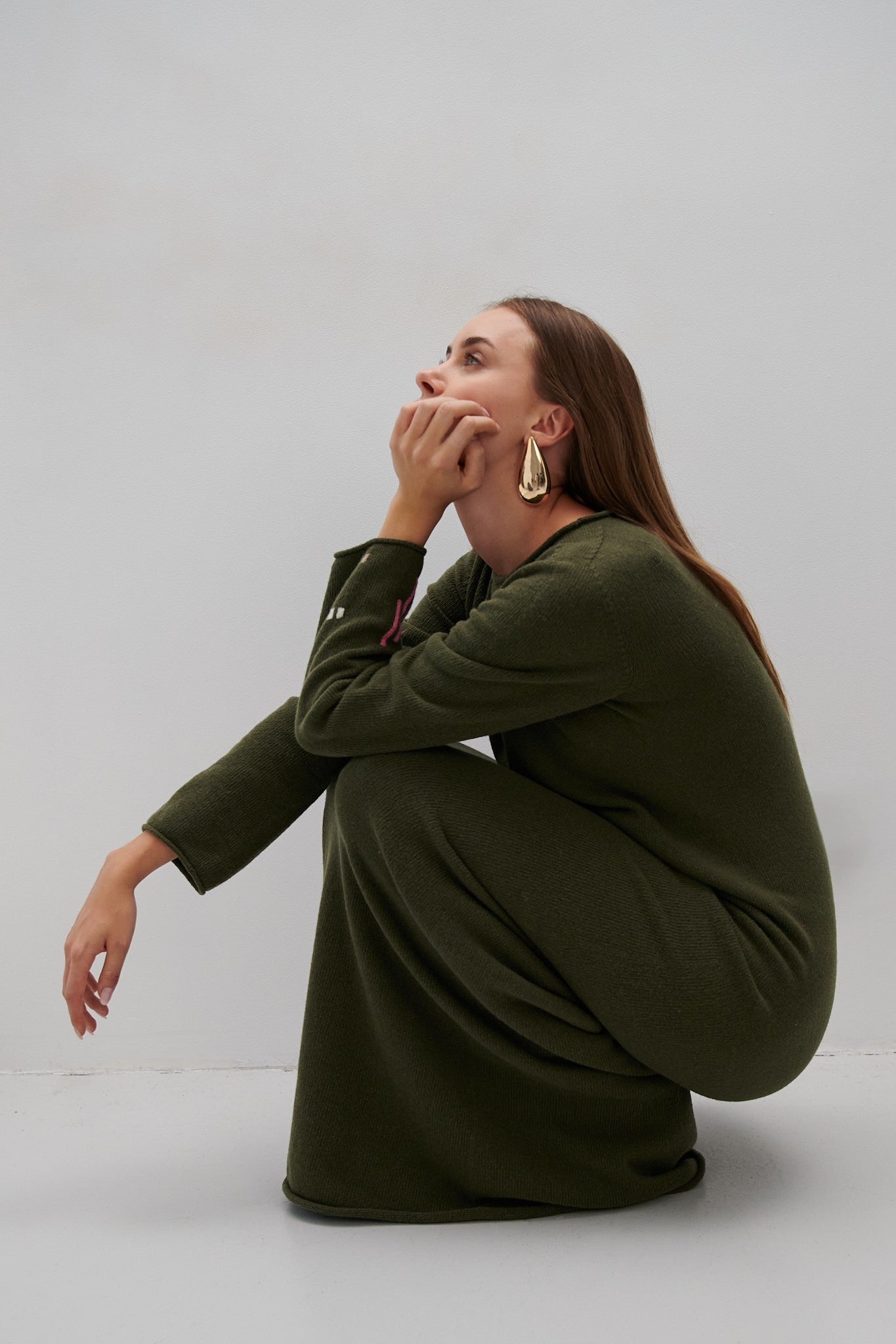 Długa sukienka z wełny merynos oliwkowy - 5