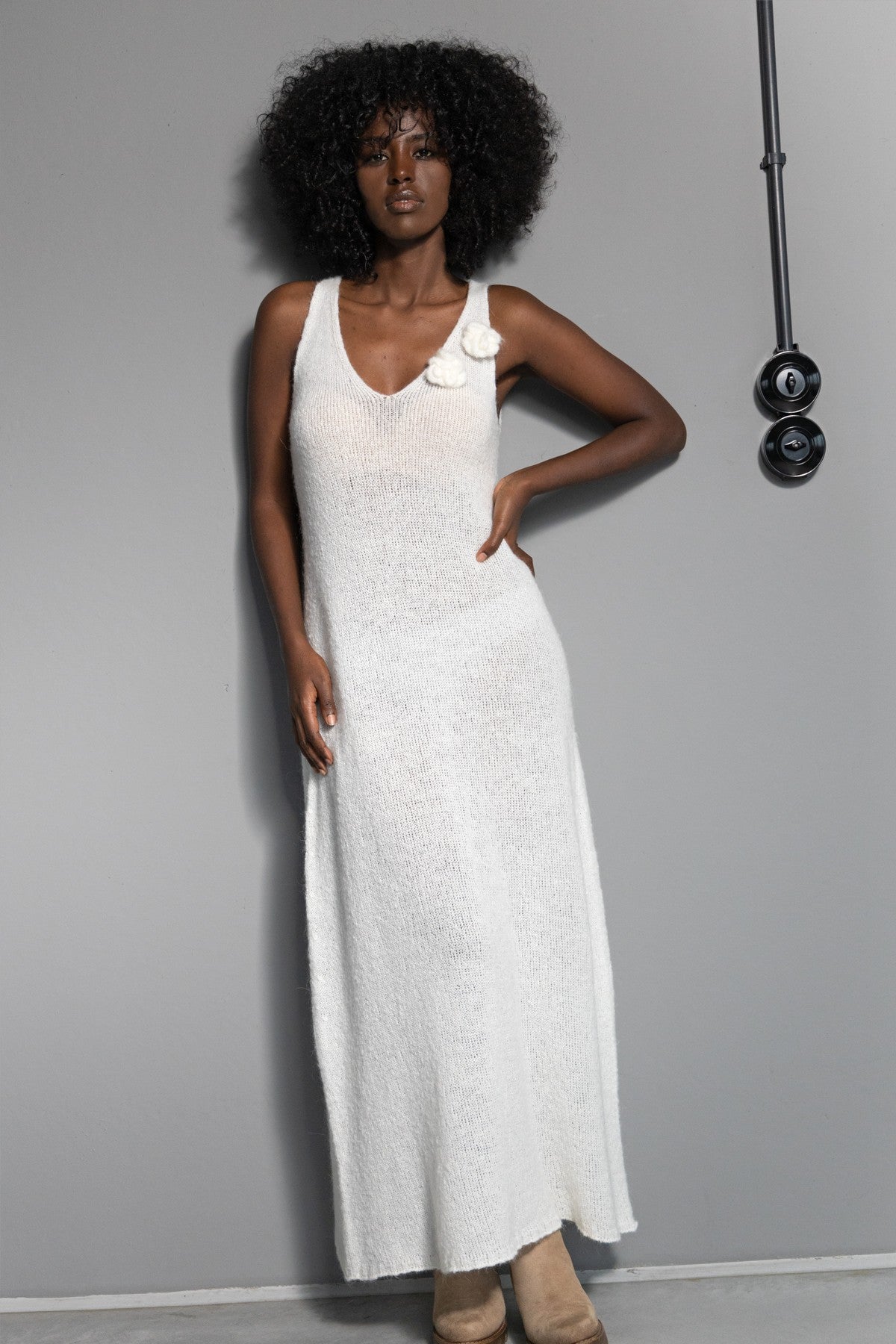 Długa wełniana sukienka z kwiatem ecru - 1