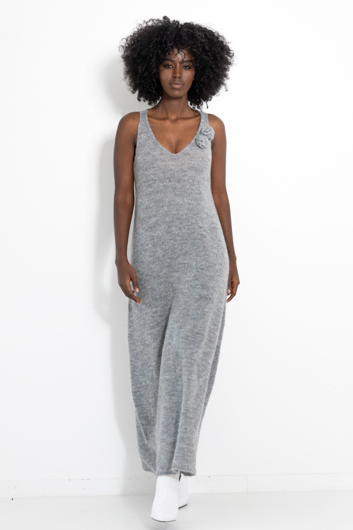 Długa wełniana sukienka z kwiatem szary - 1