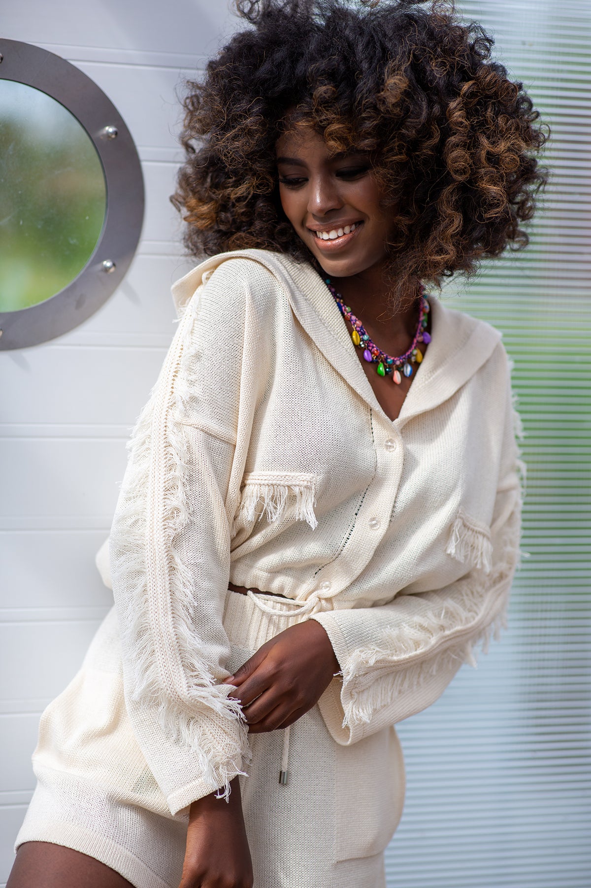 Dzianinowy letni Komplet szorty i bluzka z frędzlami ecru - 2