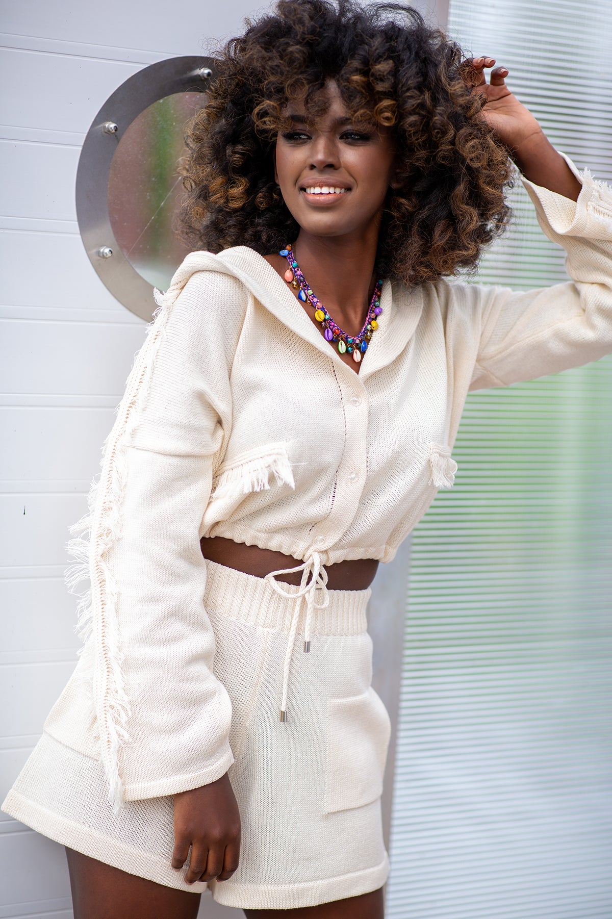 Dzianinowy letni Komplet szorty i bluzka z frędzlami ecru - 1