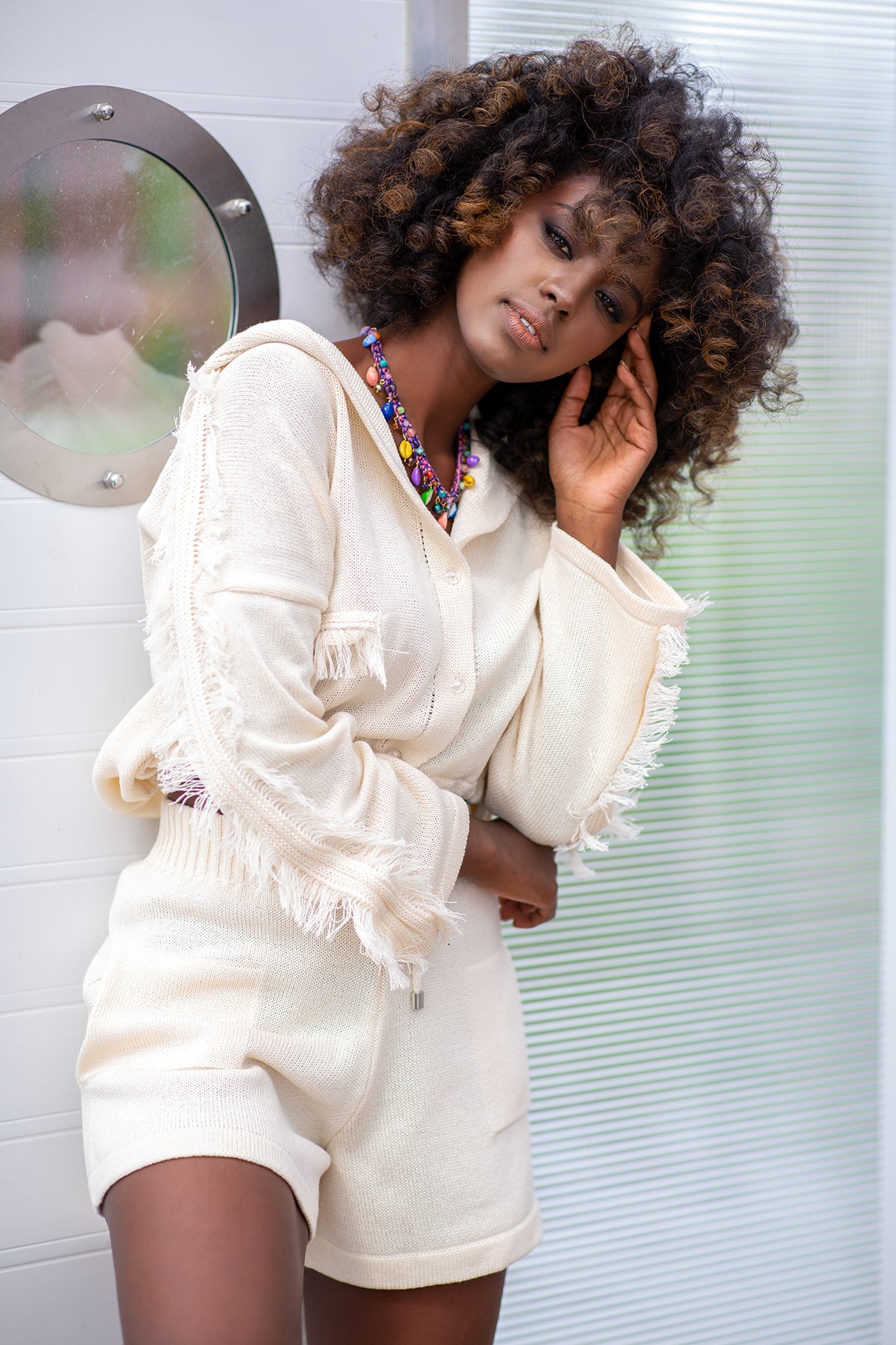 Dzianinowy letni Komplet szorty i bluzka z frędzlami ecru - 5